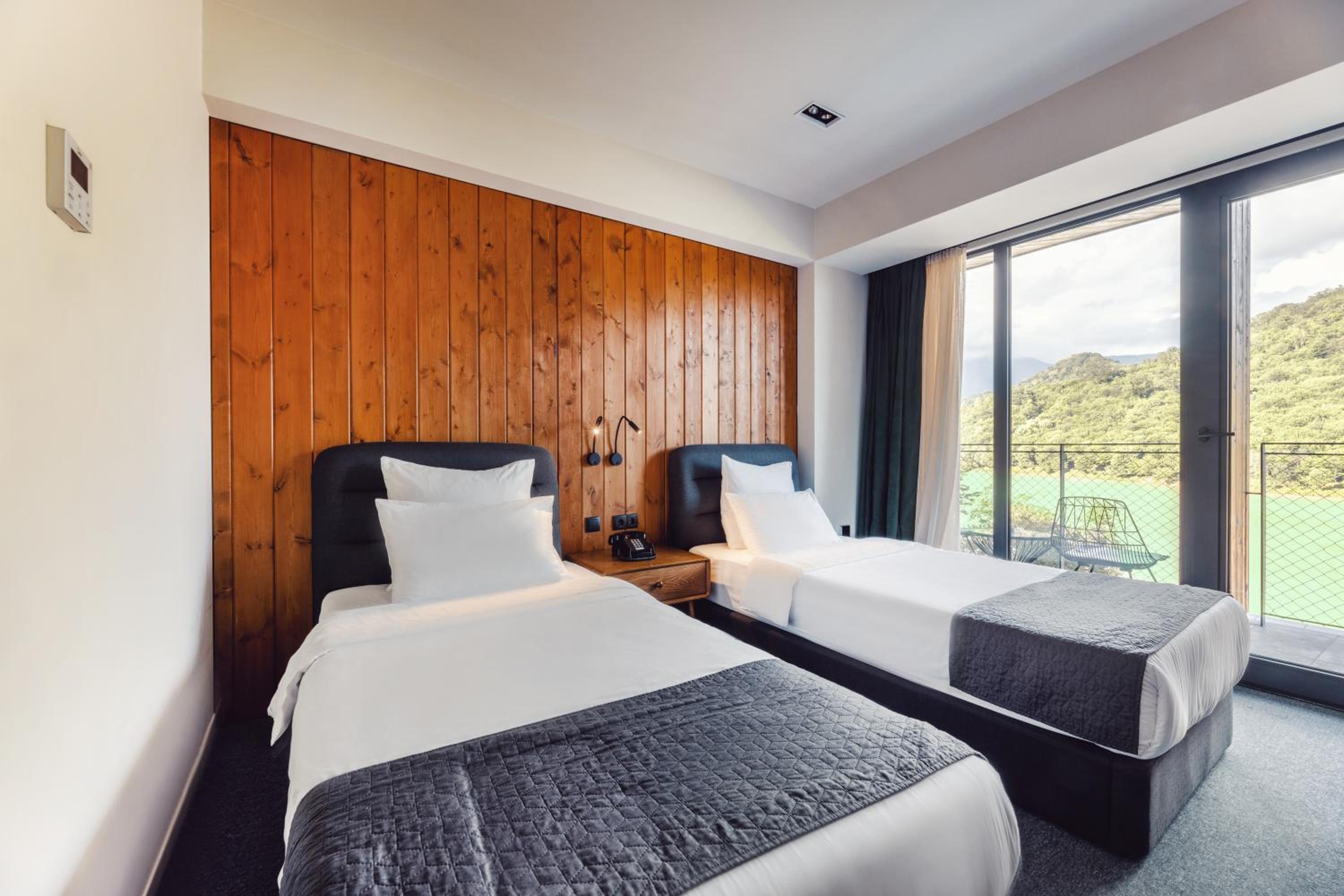Standard Twin Room With Lake View (Building B)