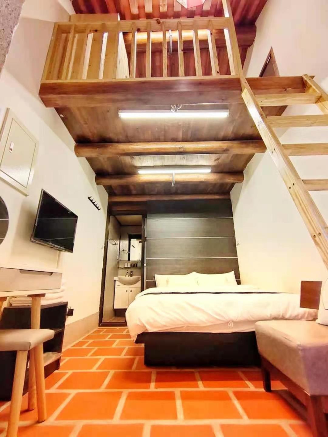 Quadruple Room with Private Bathroom - Photo 4