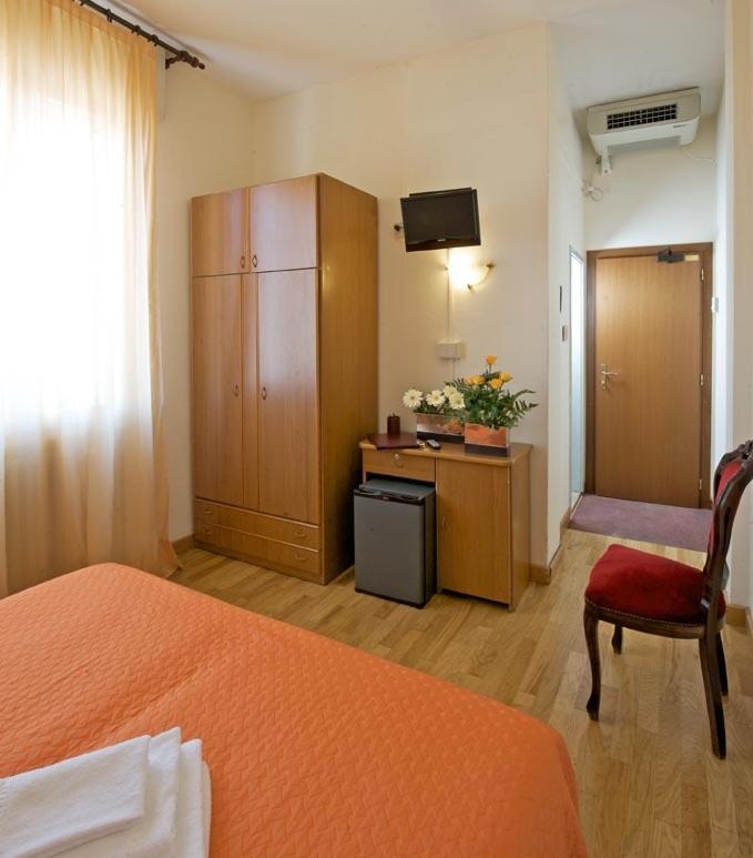 Double or Twin Room - Photo 3