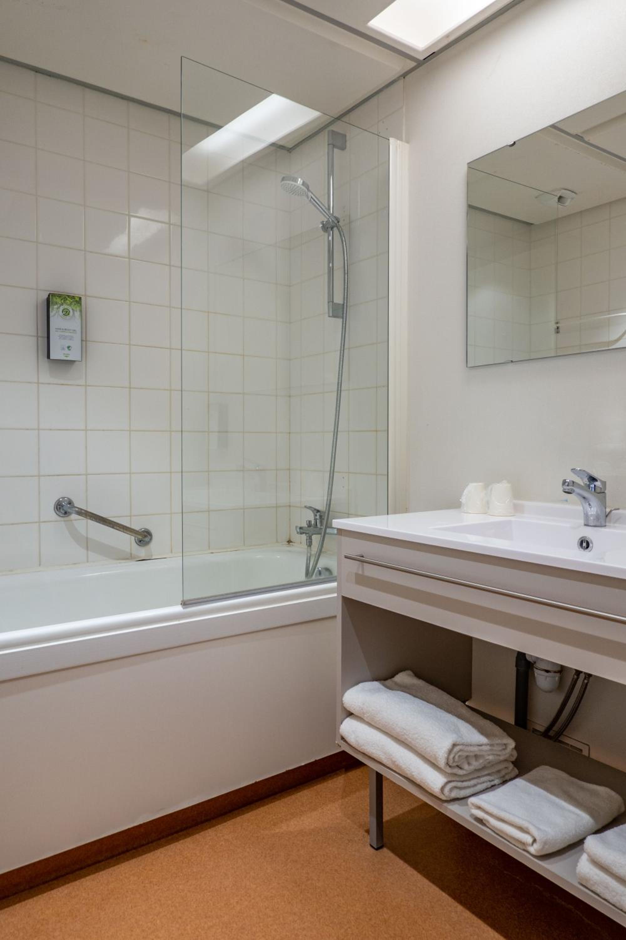 Twin Room - Photo 2