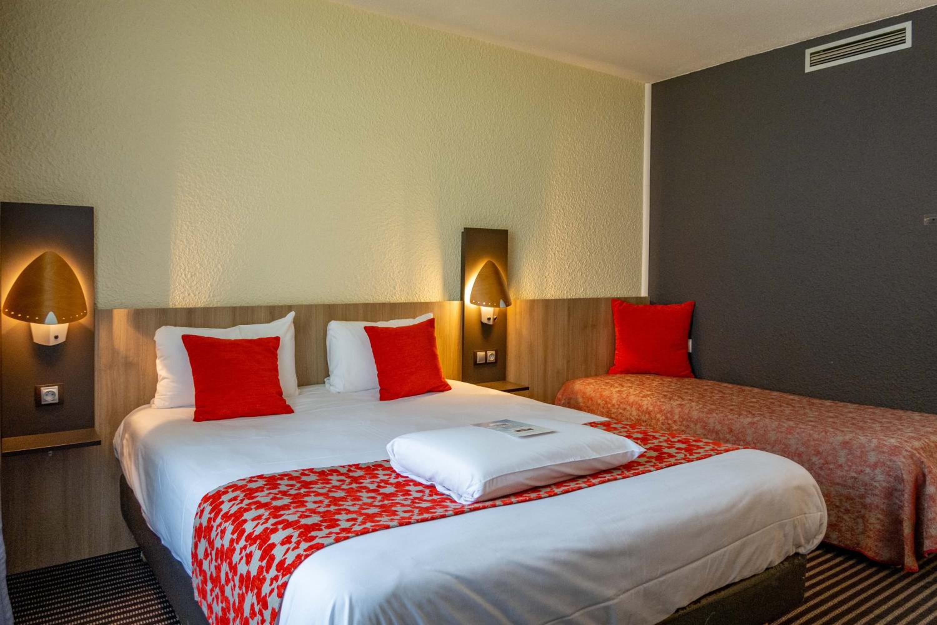 Superior Triple Room with 1 Double and 1 Single Bed - Photo 1