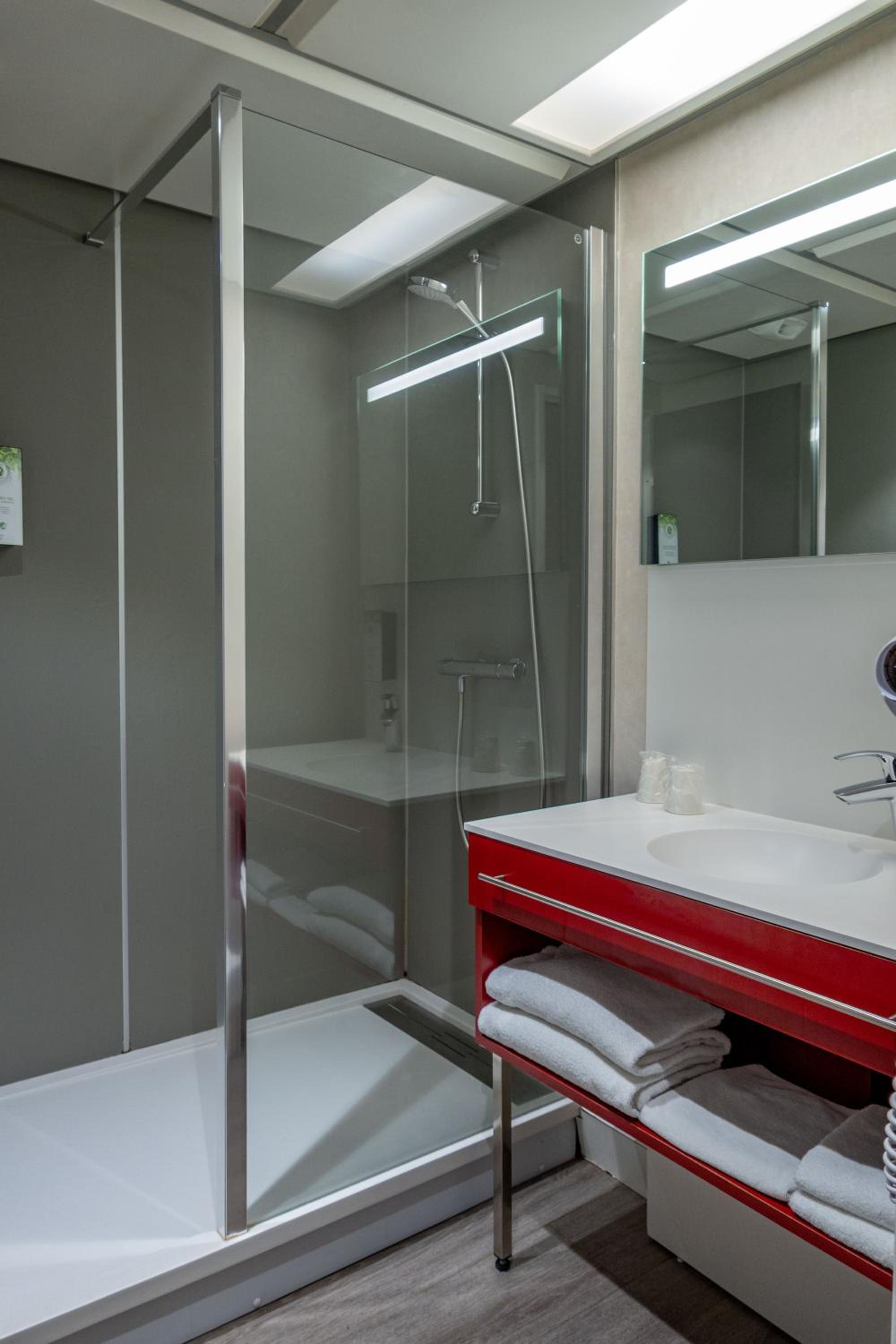 Superior Triple Room with 1 Double and 1 Single Bed - Photo 12