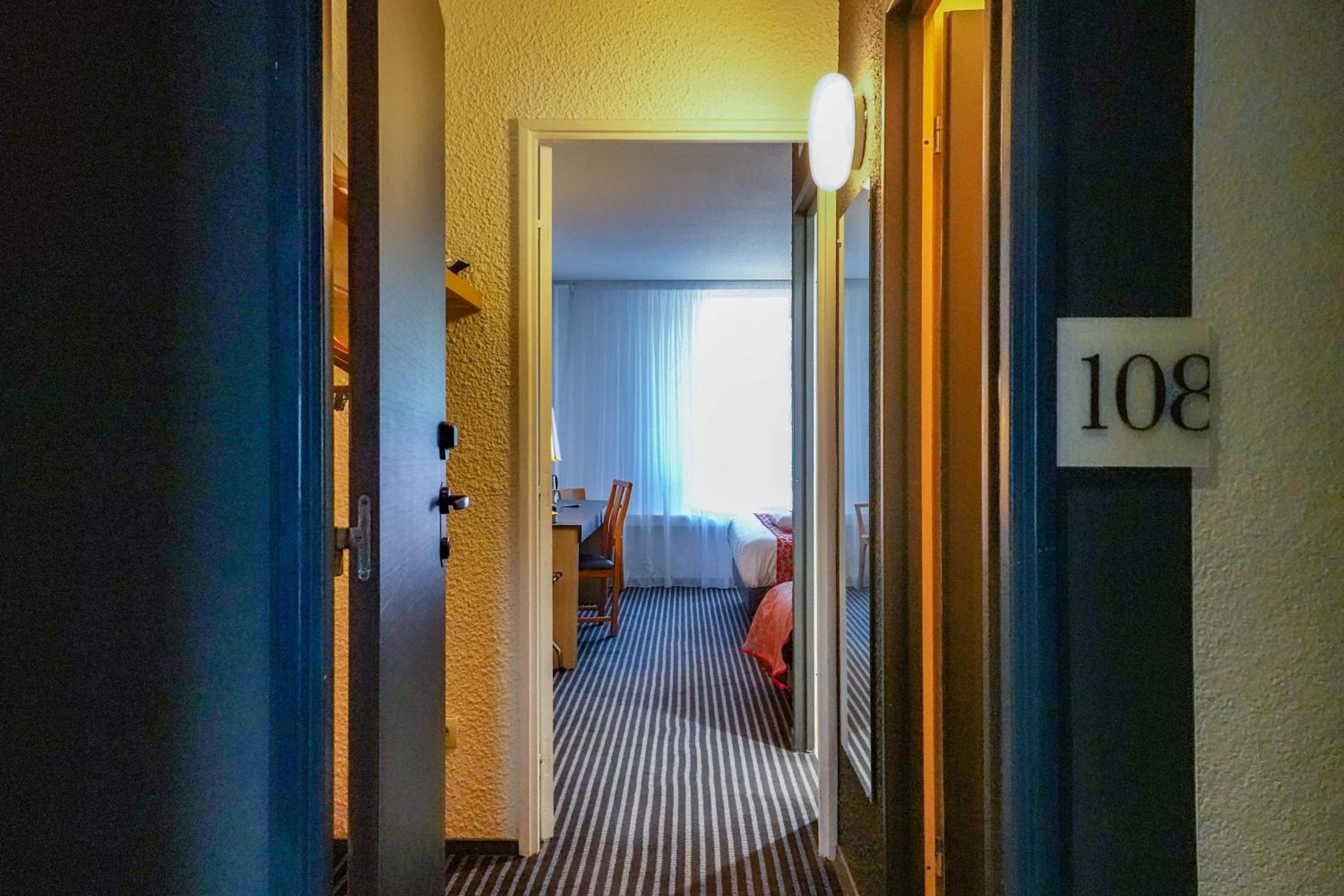 Superior Triple Room with 1 Double and 1 Single Bed - Photo 10