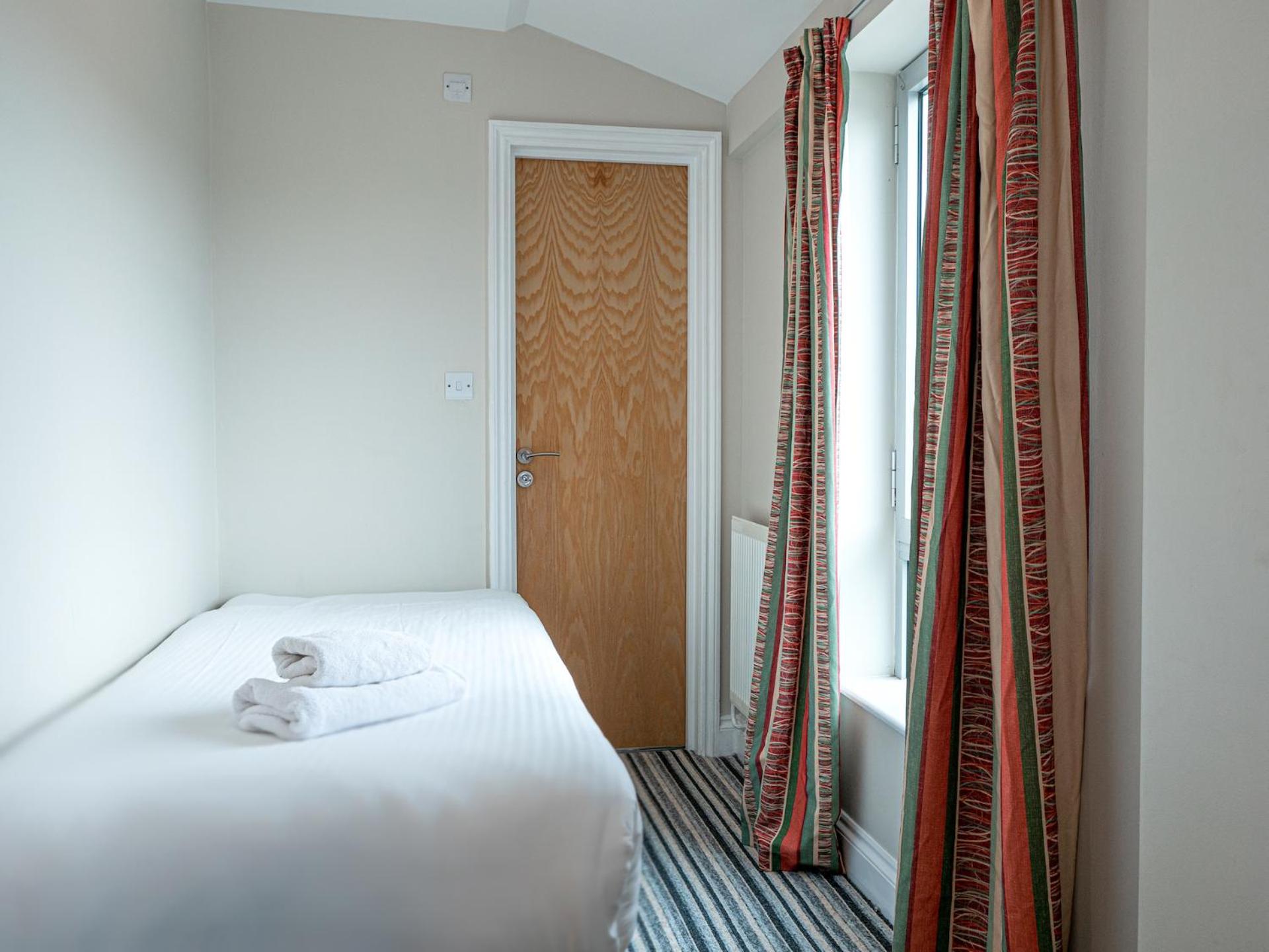 Small Single Room photo 2