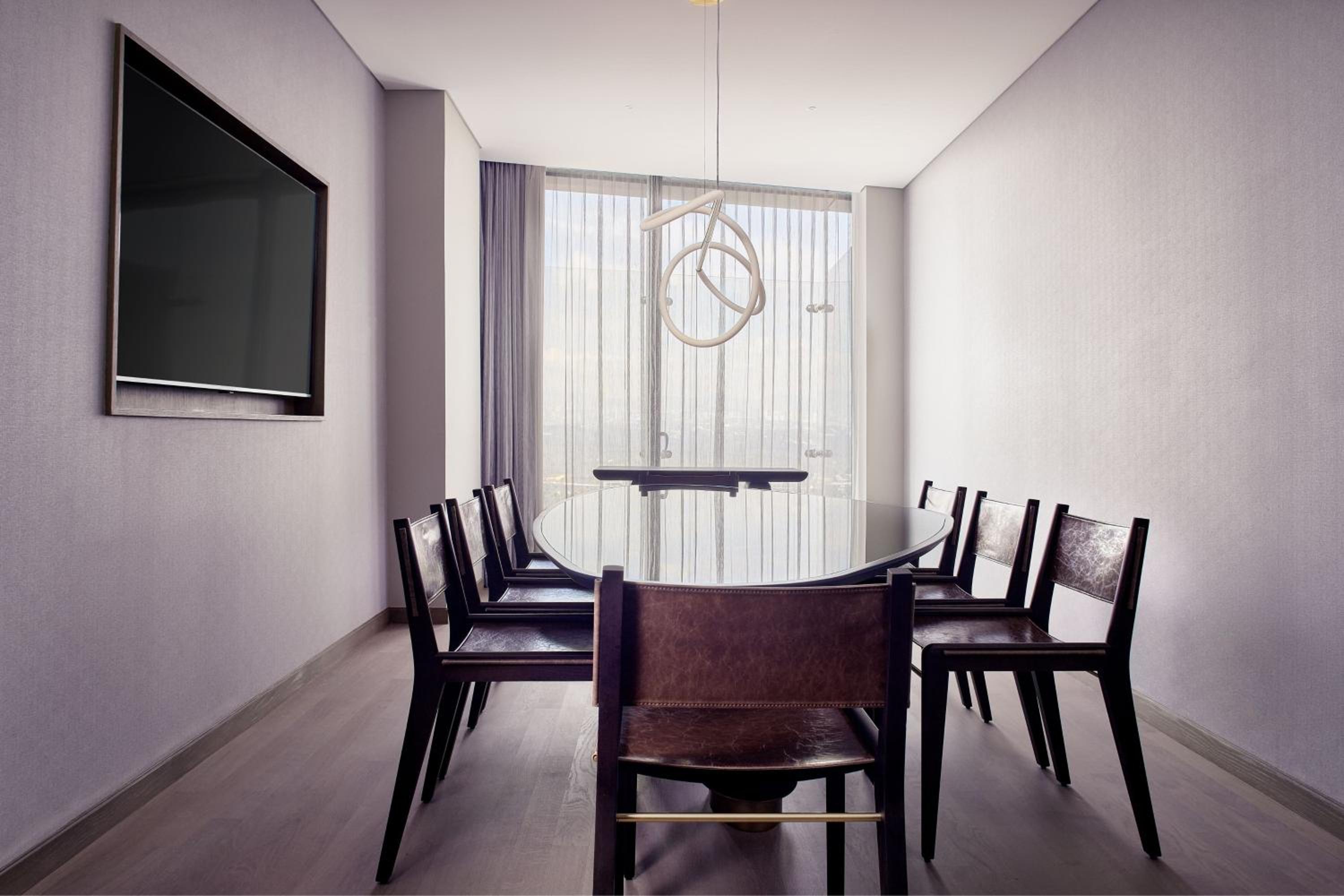 Luxury King Suite with Park View - Club Lounge Access