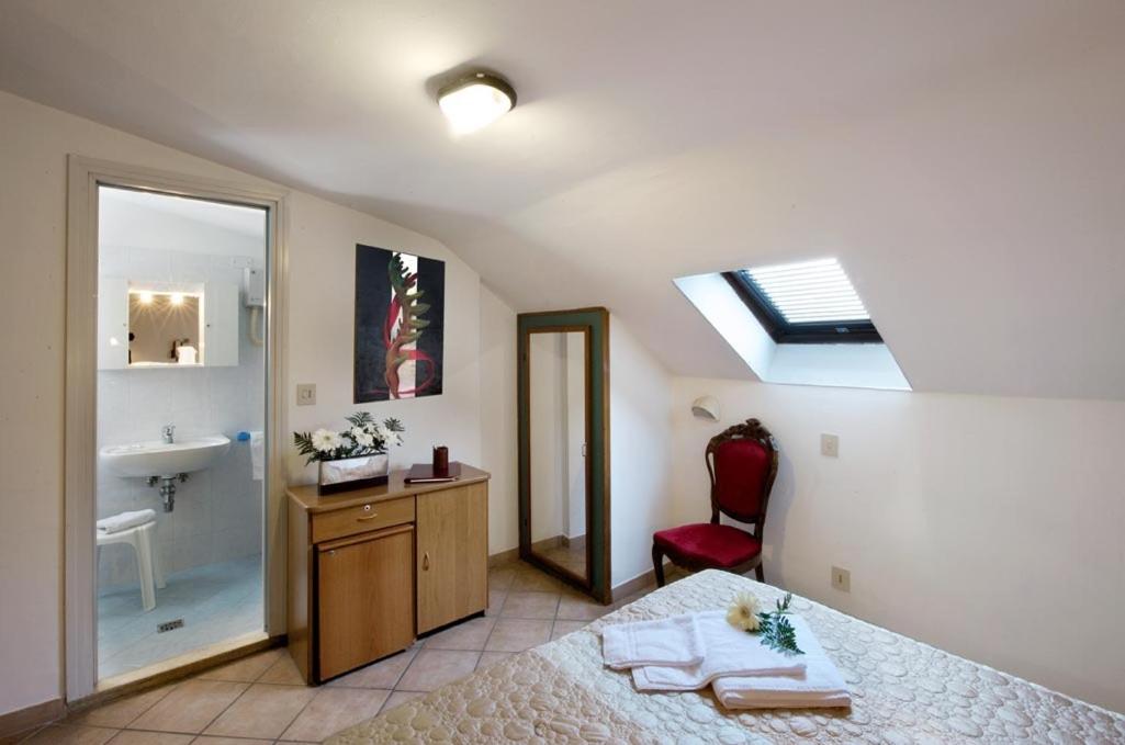 Double or Twin Room - Photo 4
