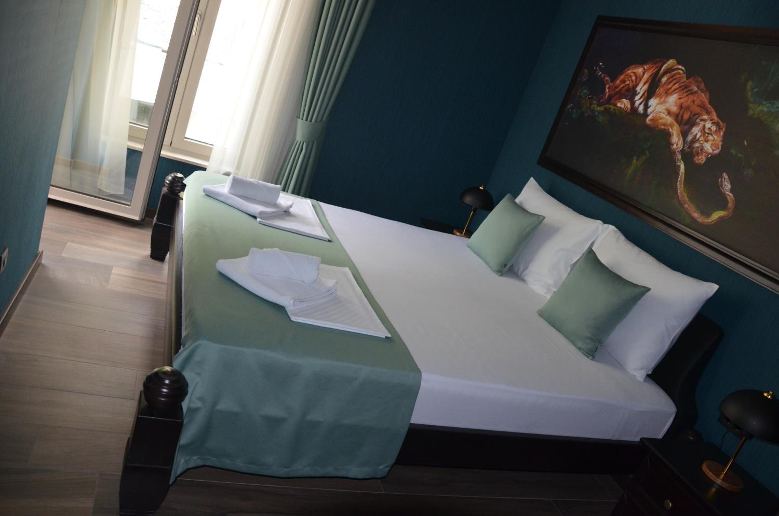 Suite with Balcony - Photo 7