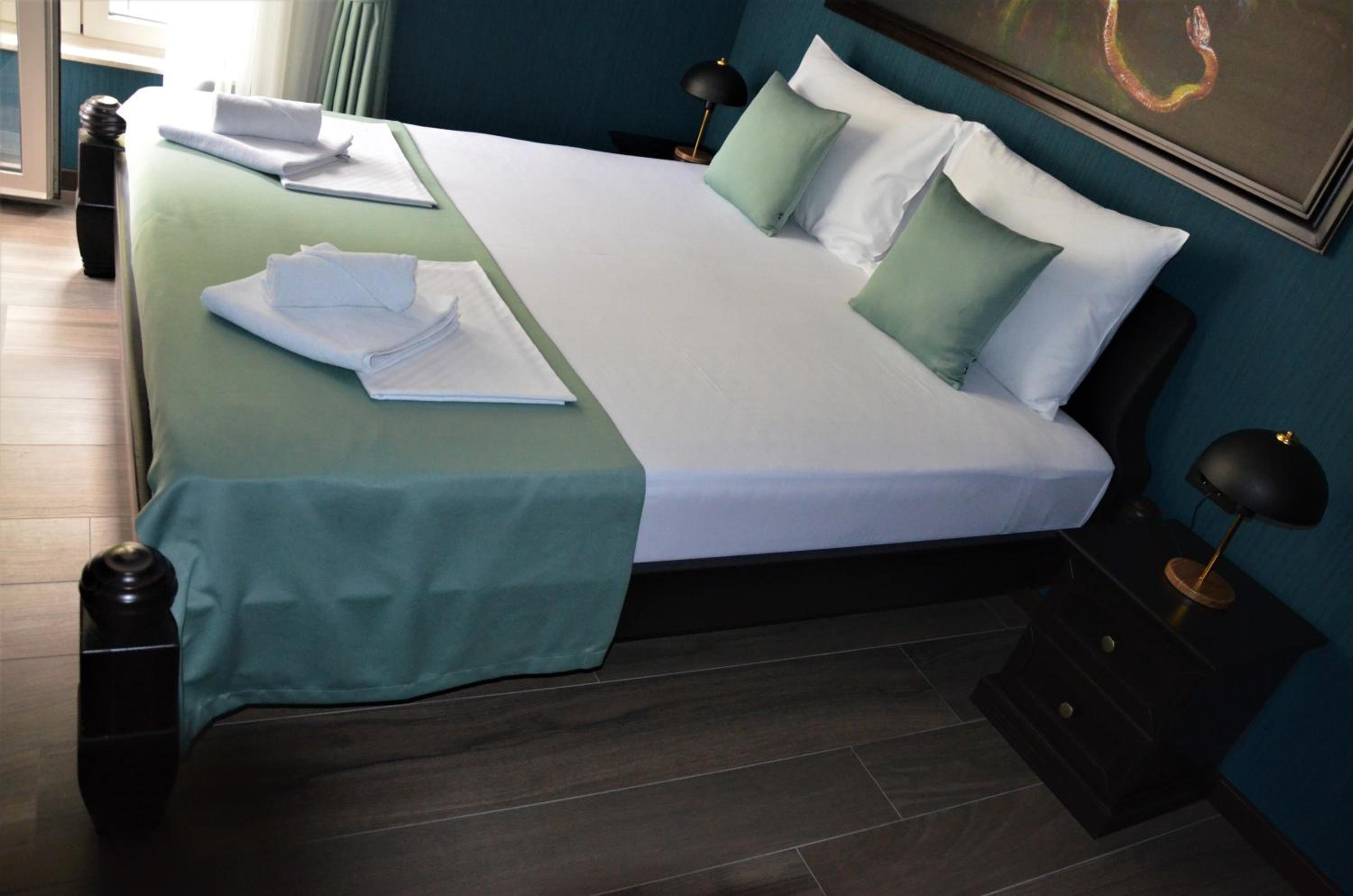 Suite with Balcony - Photo 4