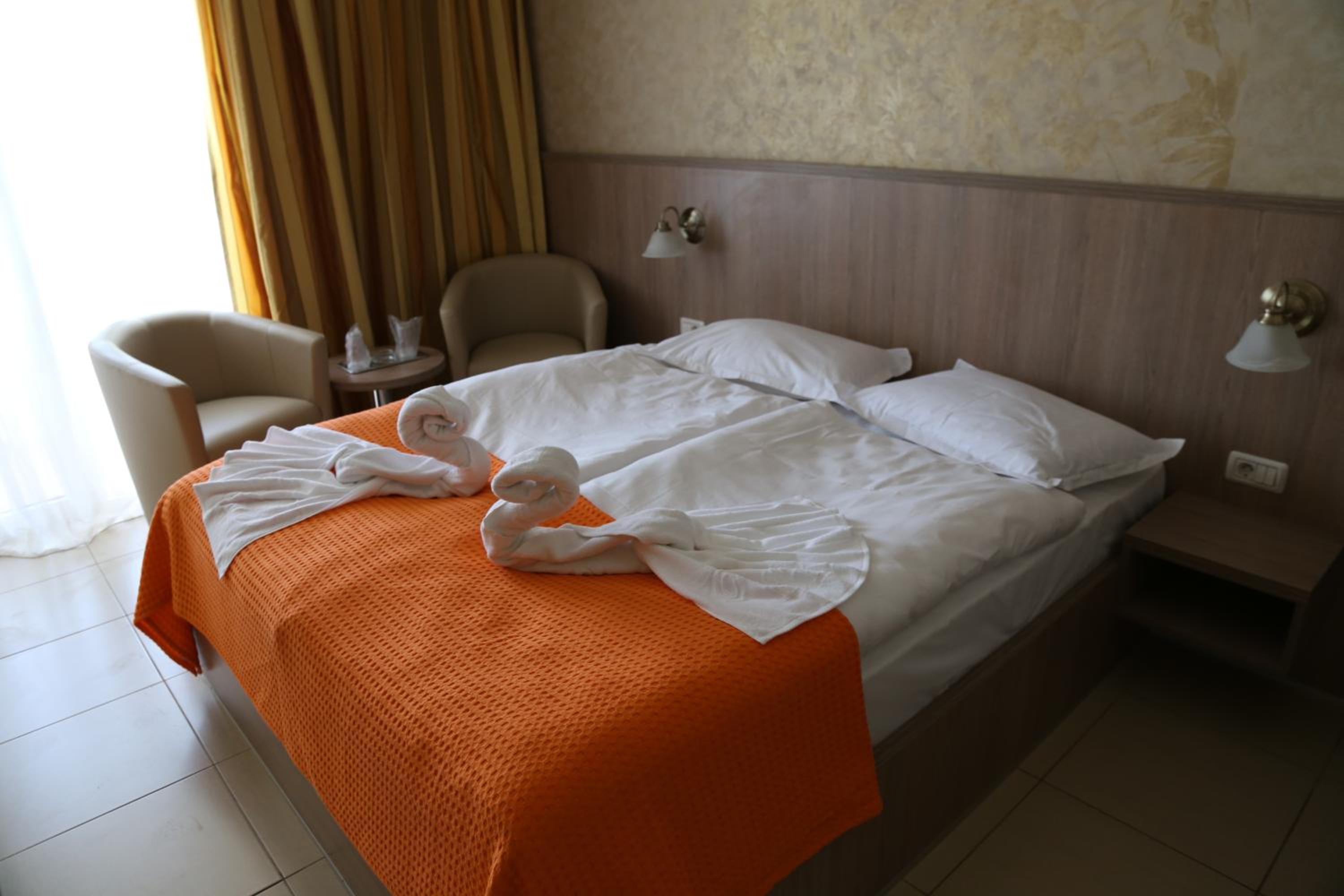 Double Room - Photo 12