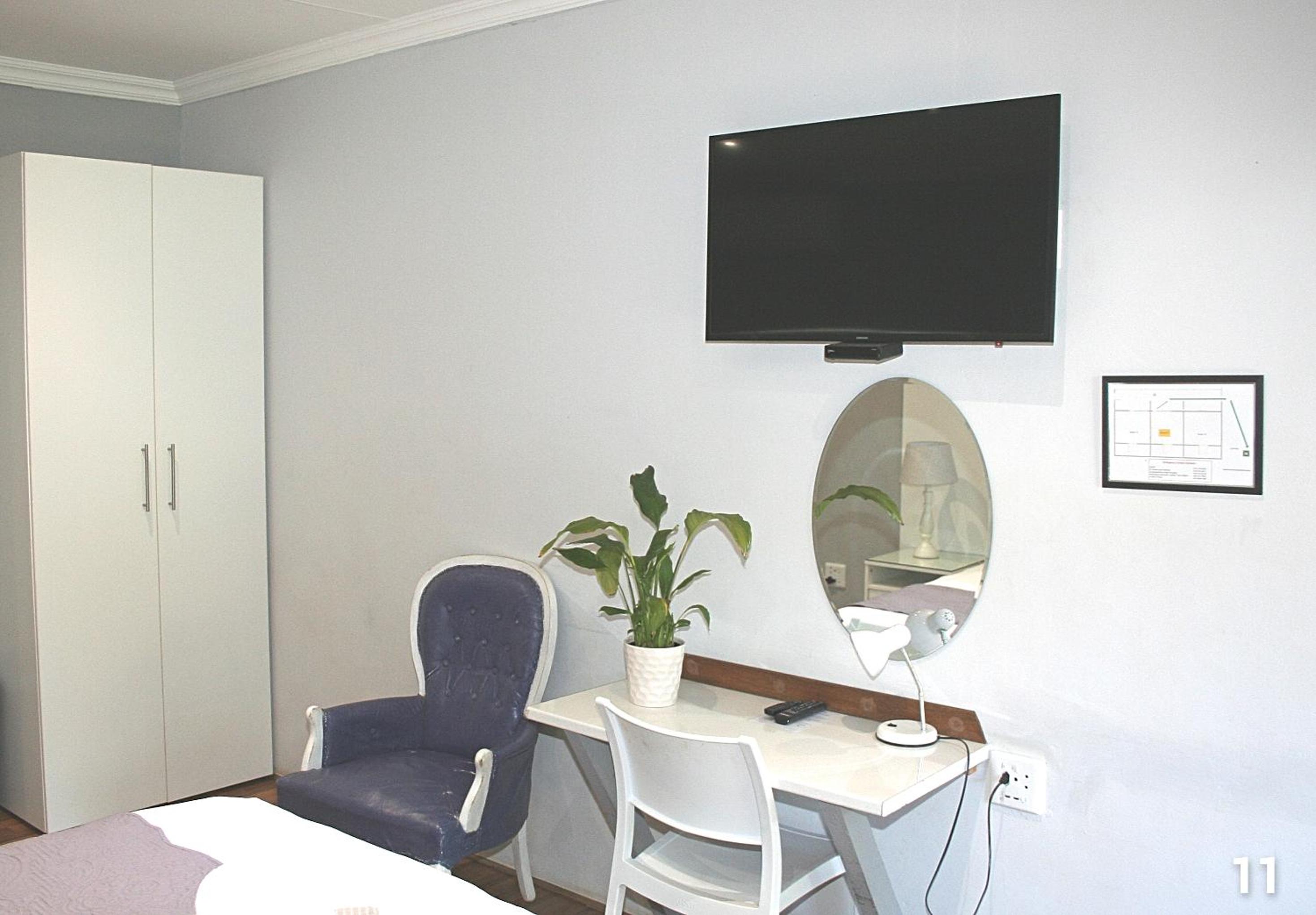 Deluxe Queen Room - Photo 8