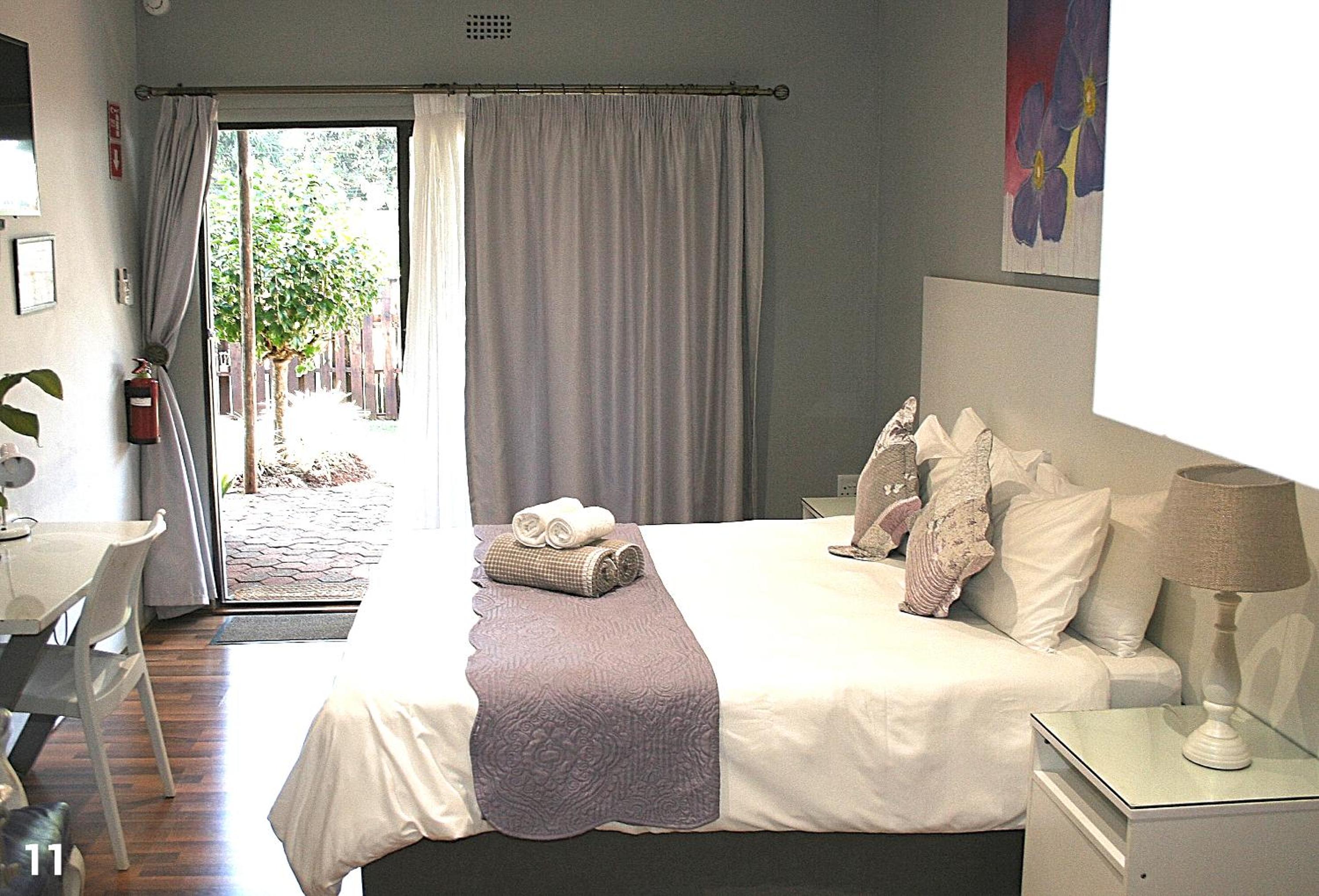 Deluxe Queen Room - Photo 7