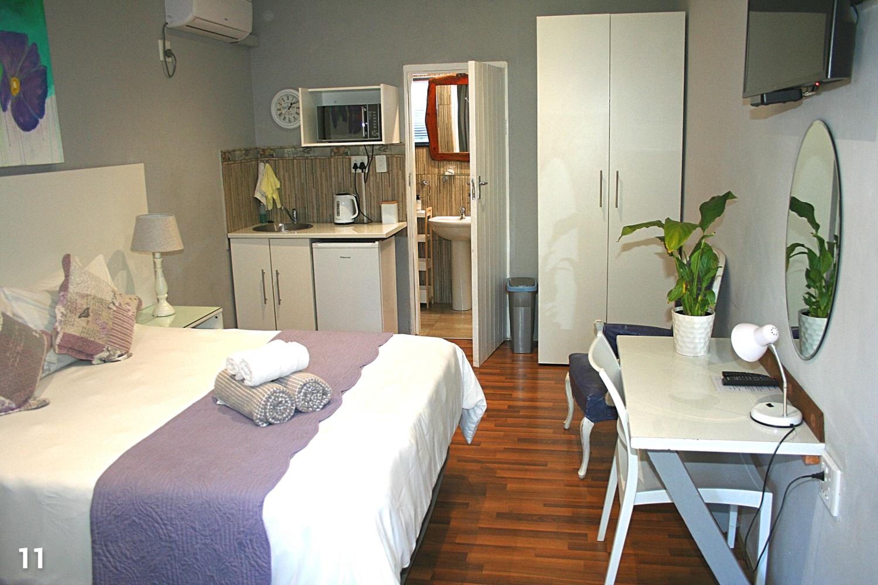 Deluxe Queen Room - Photo 23