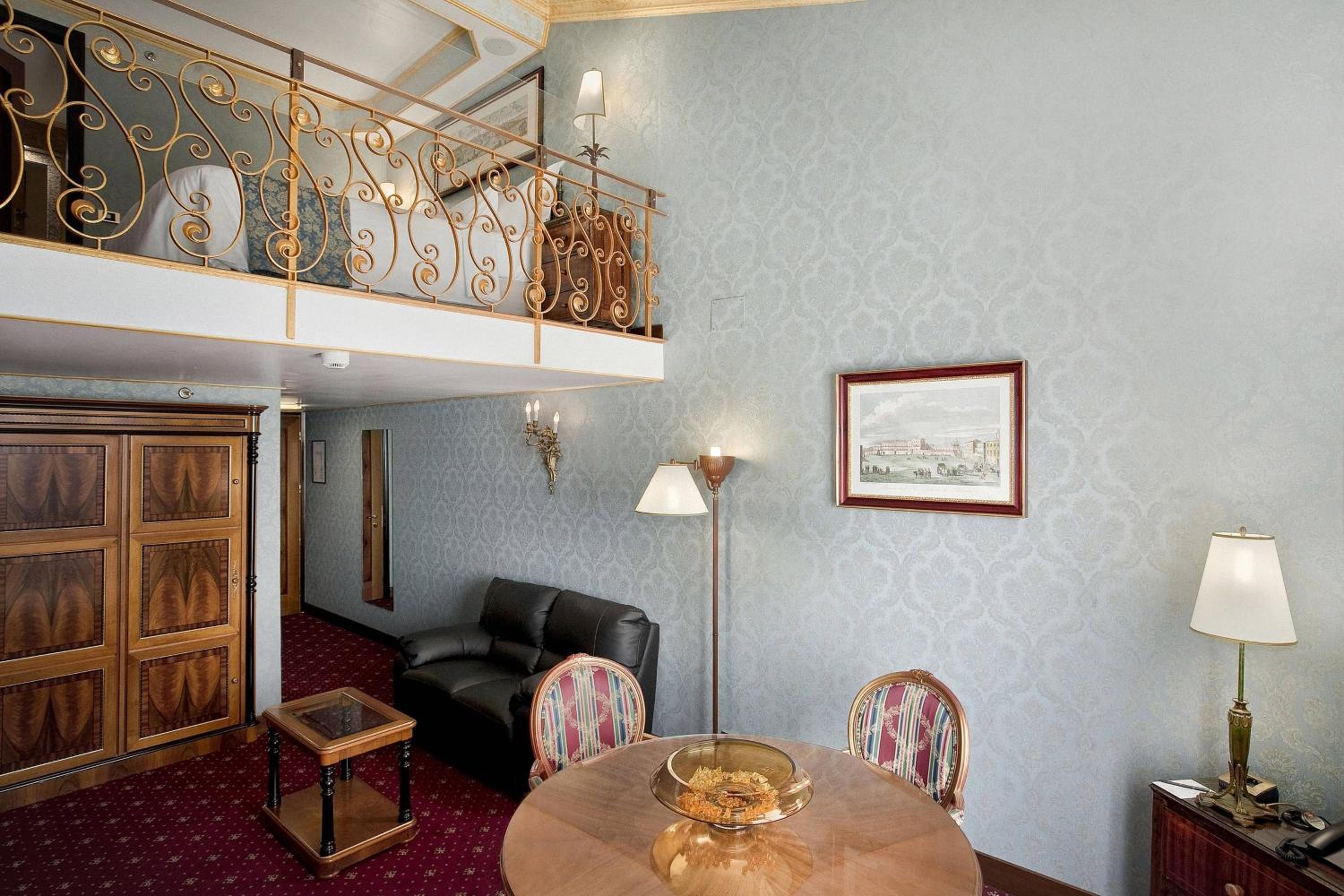 One-Bedroom Duplex King Suite with Balcony and Sea View photo 3