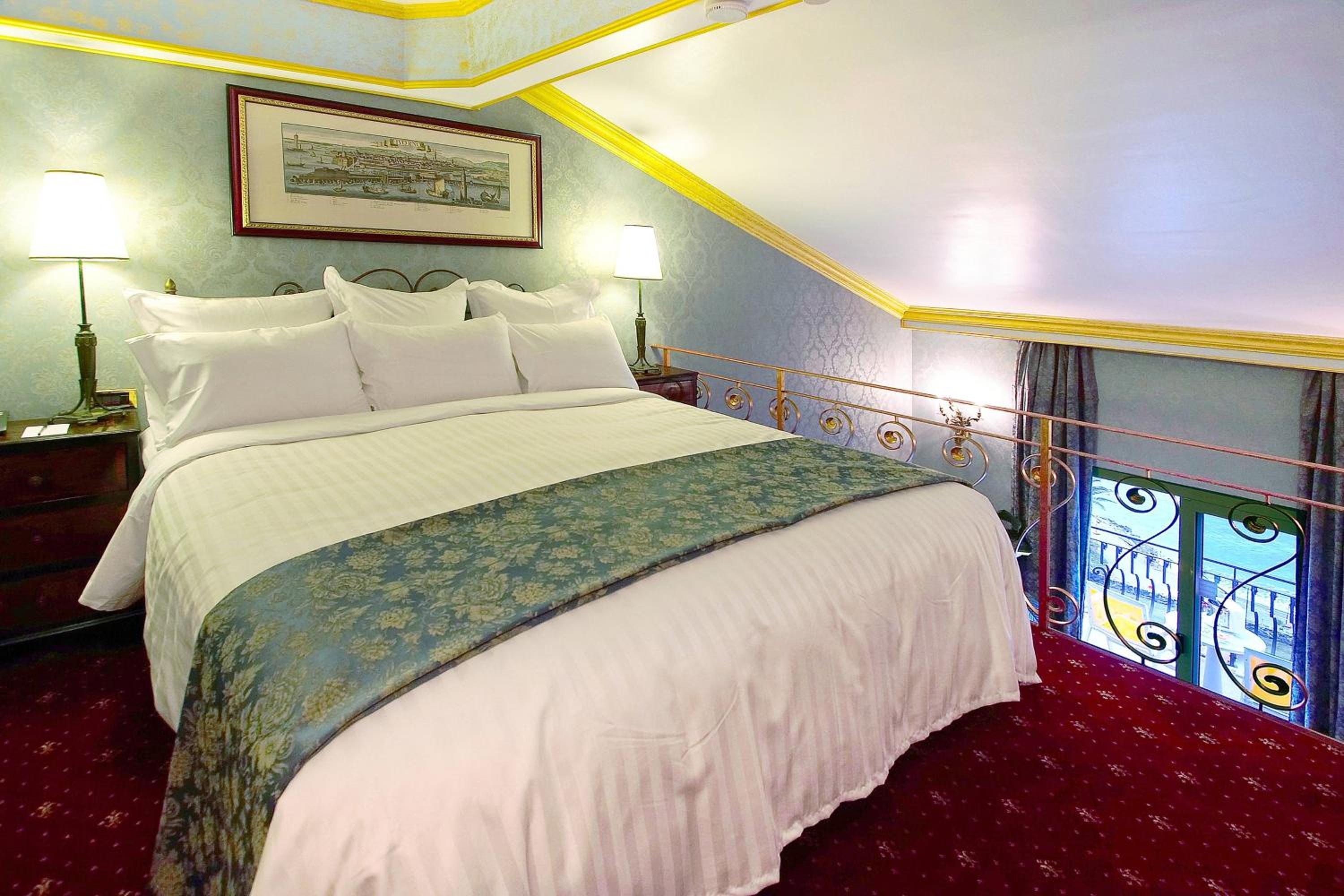 One-Bedroom Duplex King Suite with Balcony and Sea View