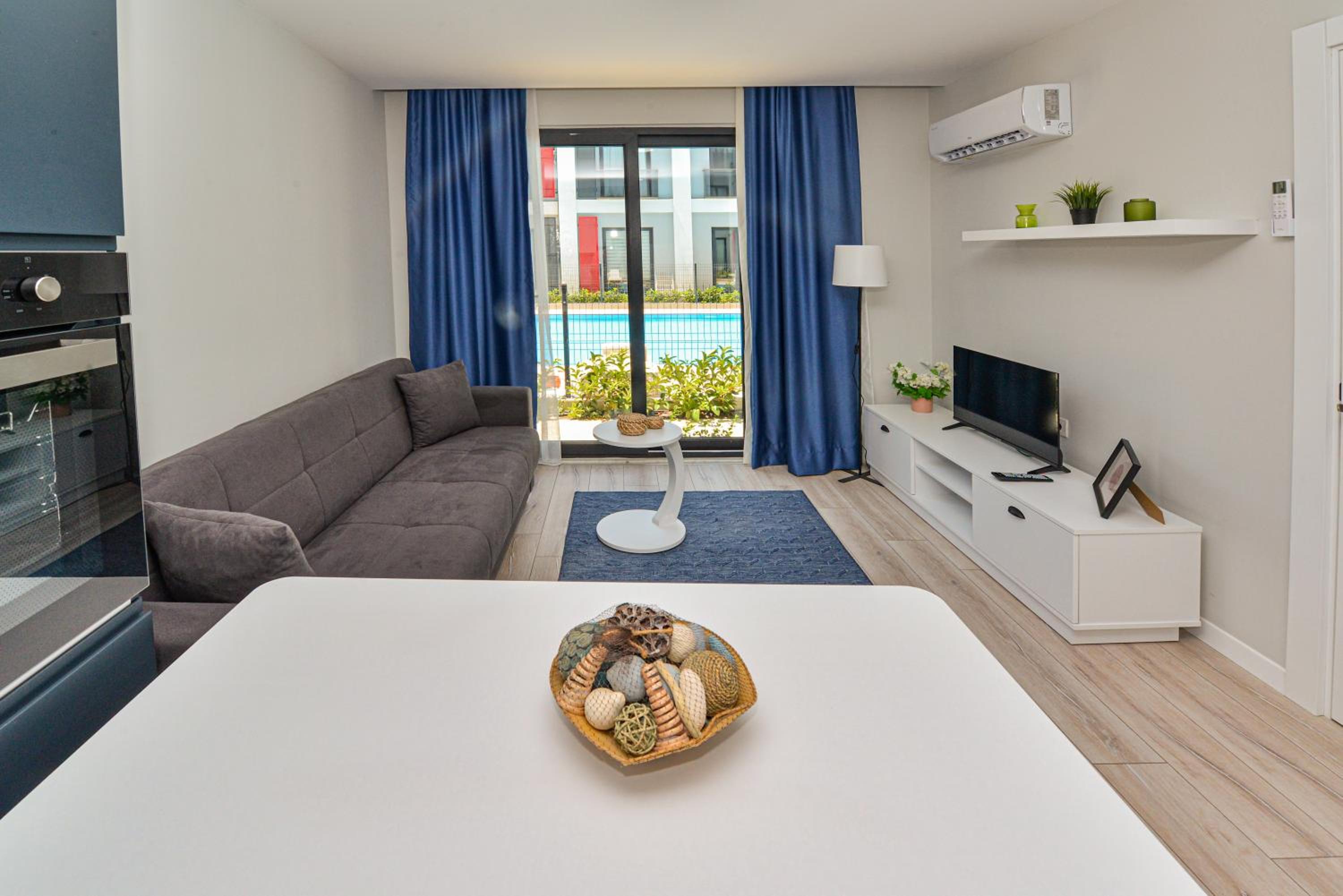Apartment with Pool View