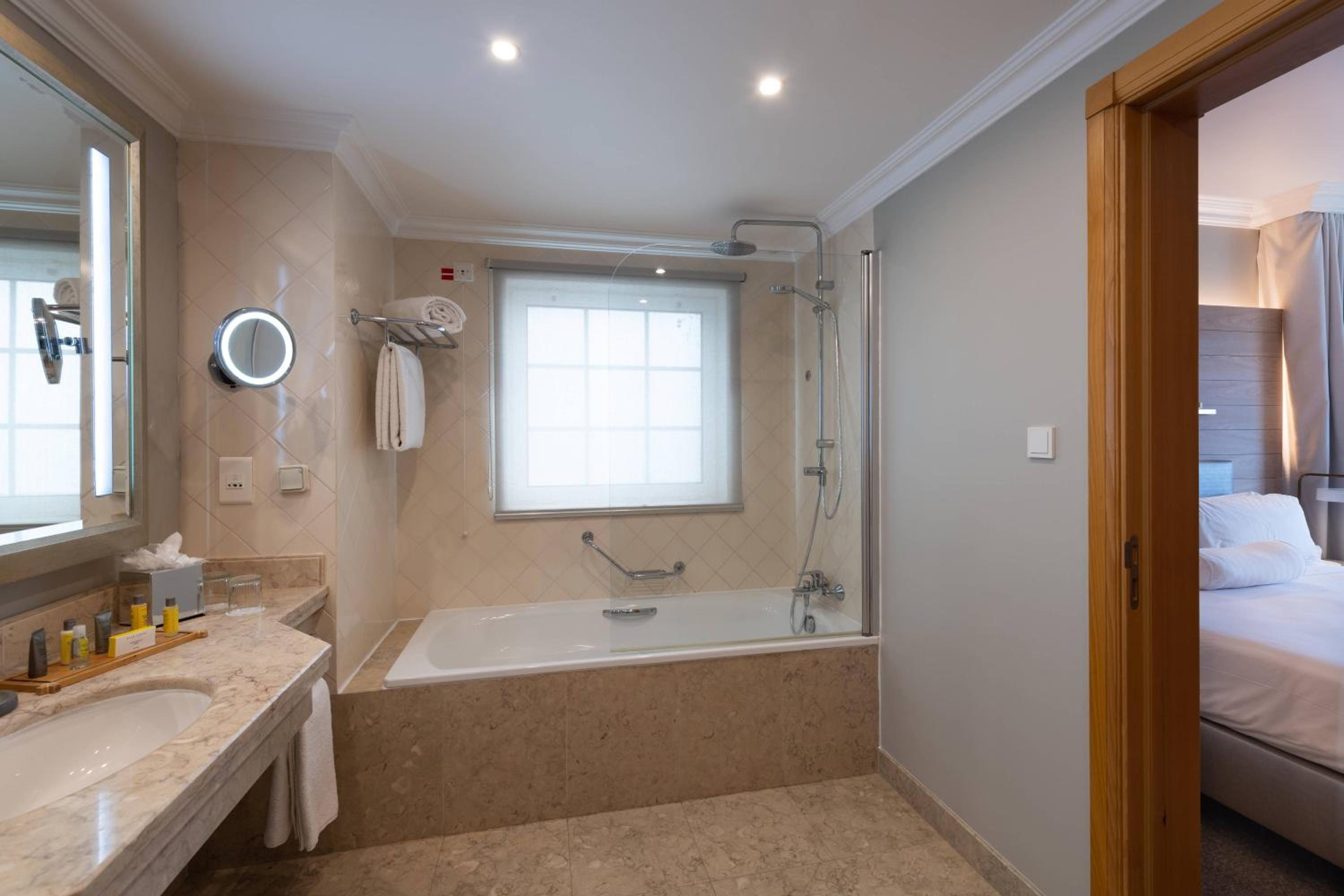 One-Bedroom Junior King Suite with Garden View - Photo 2