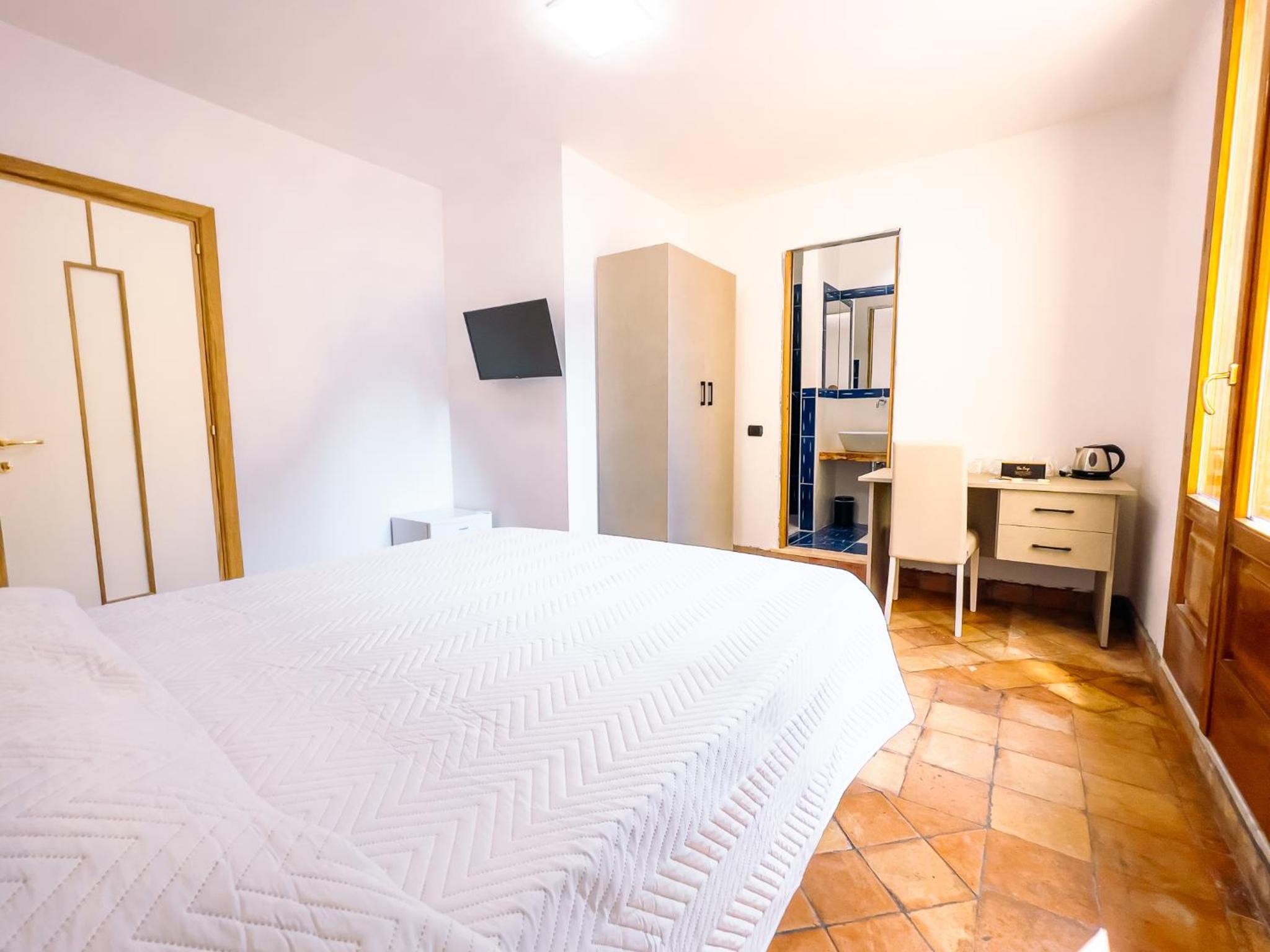 Deluxe Double Room with Balcony and Sea View photo 2