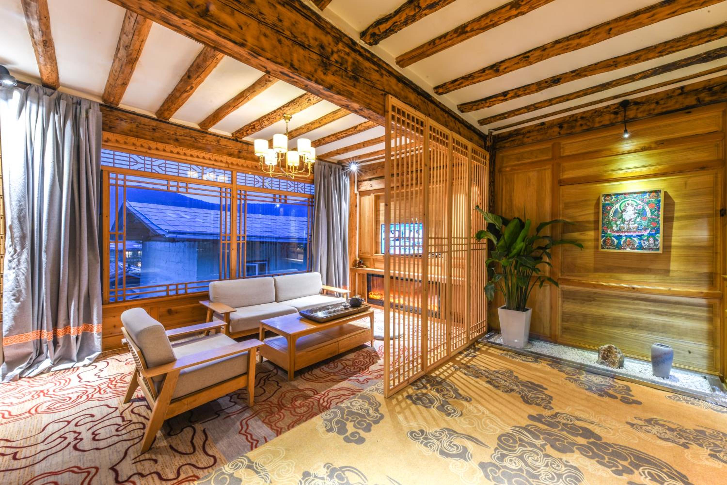 Deluxe King Suite photo 1