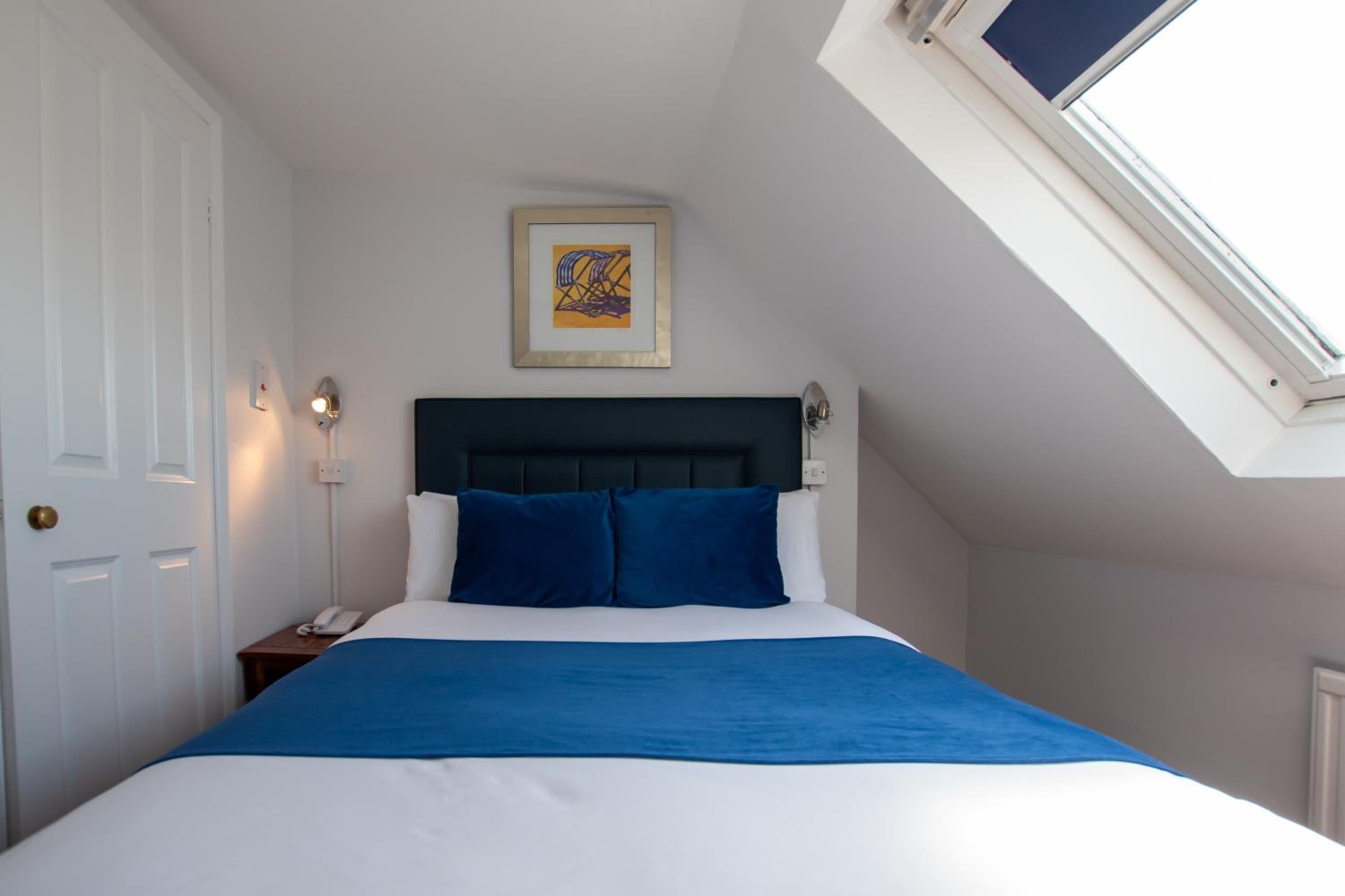 Budget Double Room - Photo 2