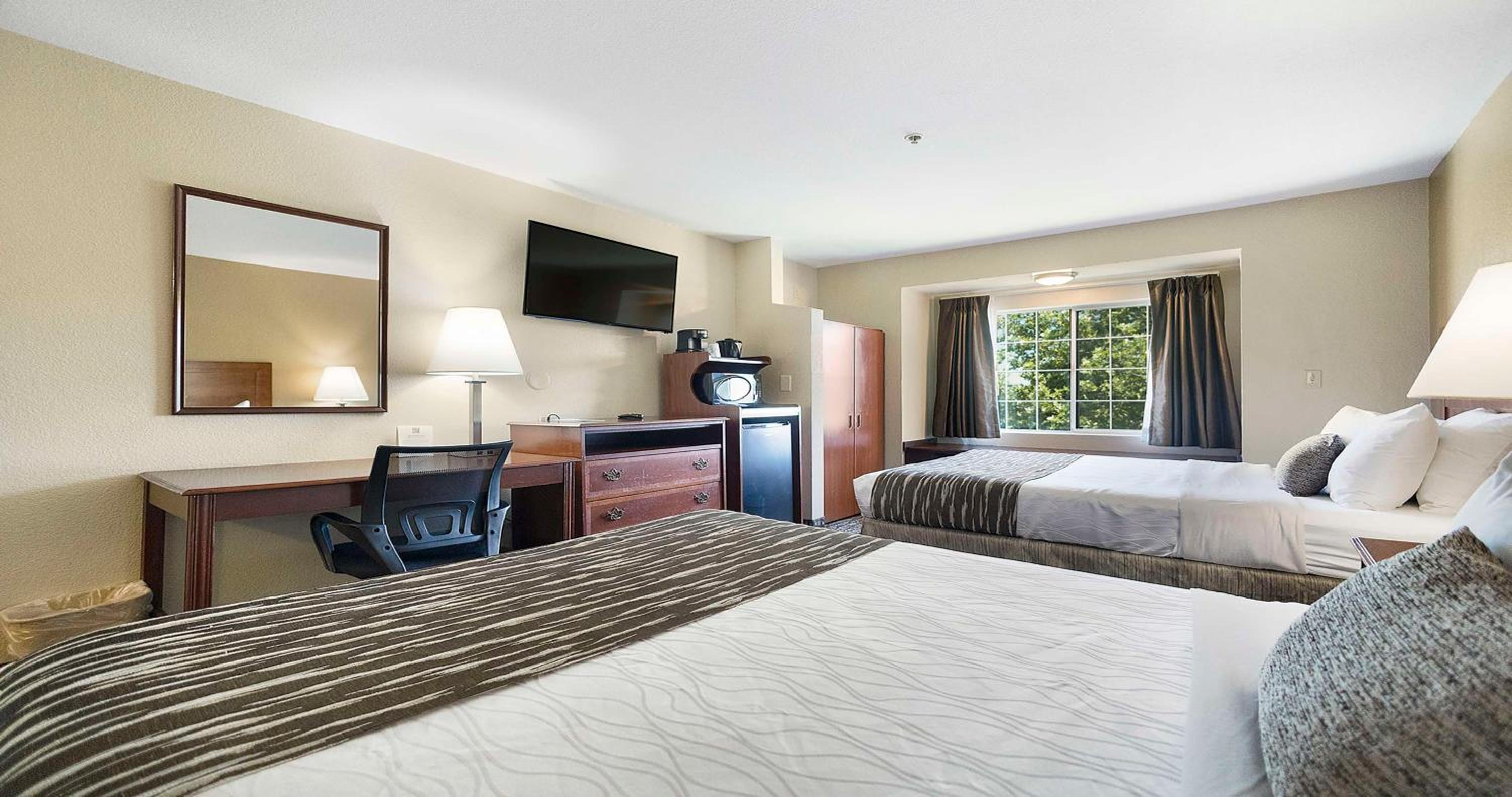 Queen Room with Two Queen Beds - Non-Smoking - Photo 13