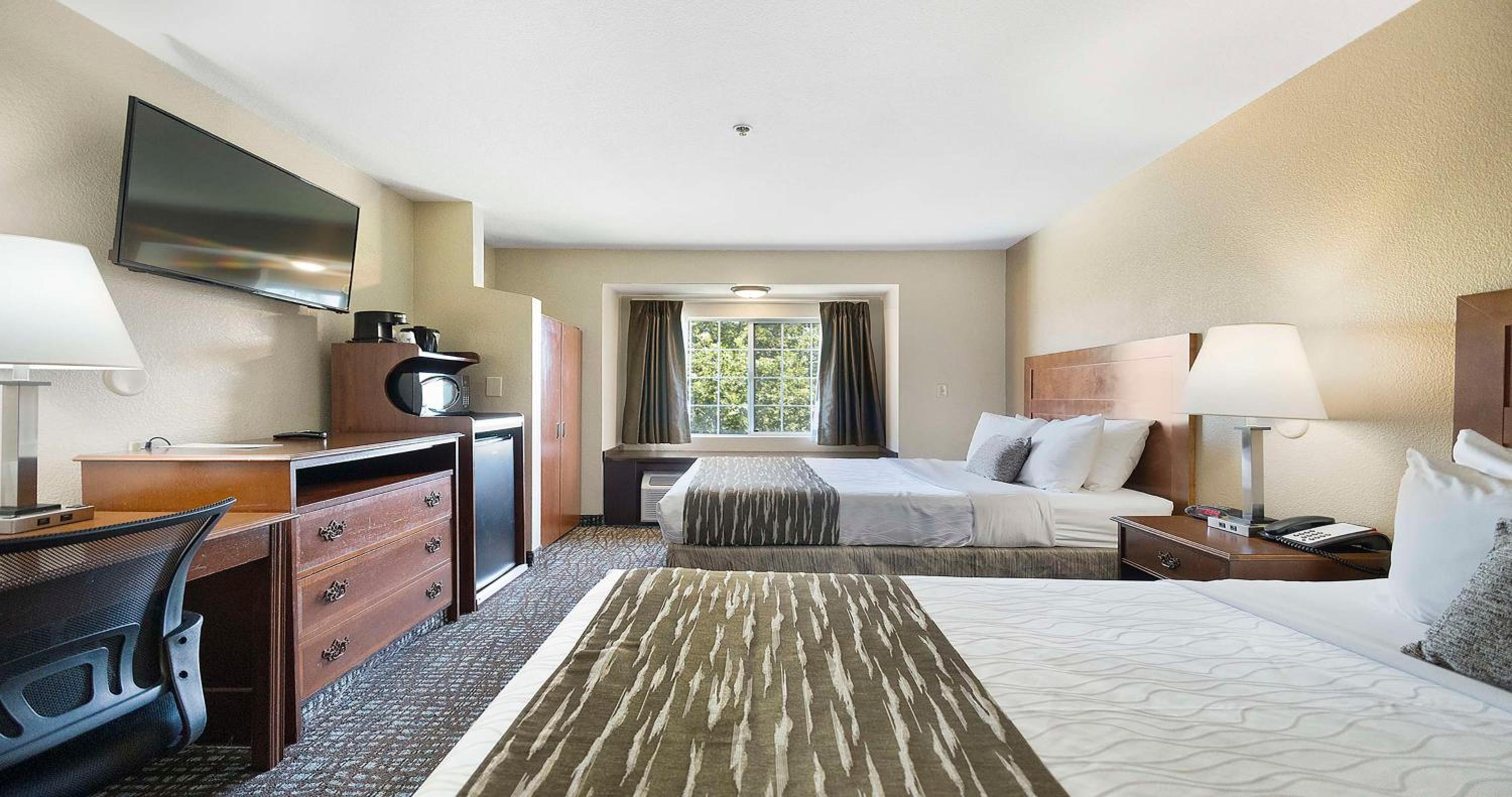 Queen Room with Two Queen Beds - Non-Smoking - Photo 12