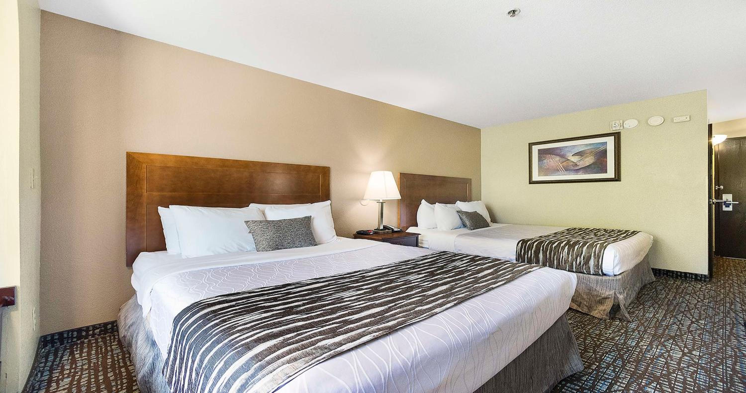 Queen Room with Two Queen Beds - Non-Smoking - Photo 15