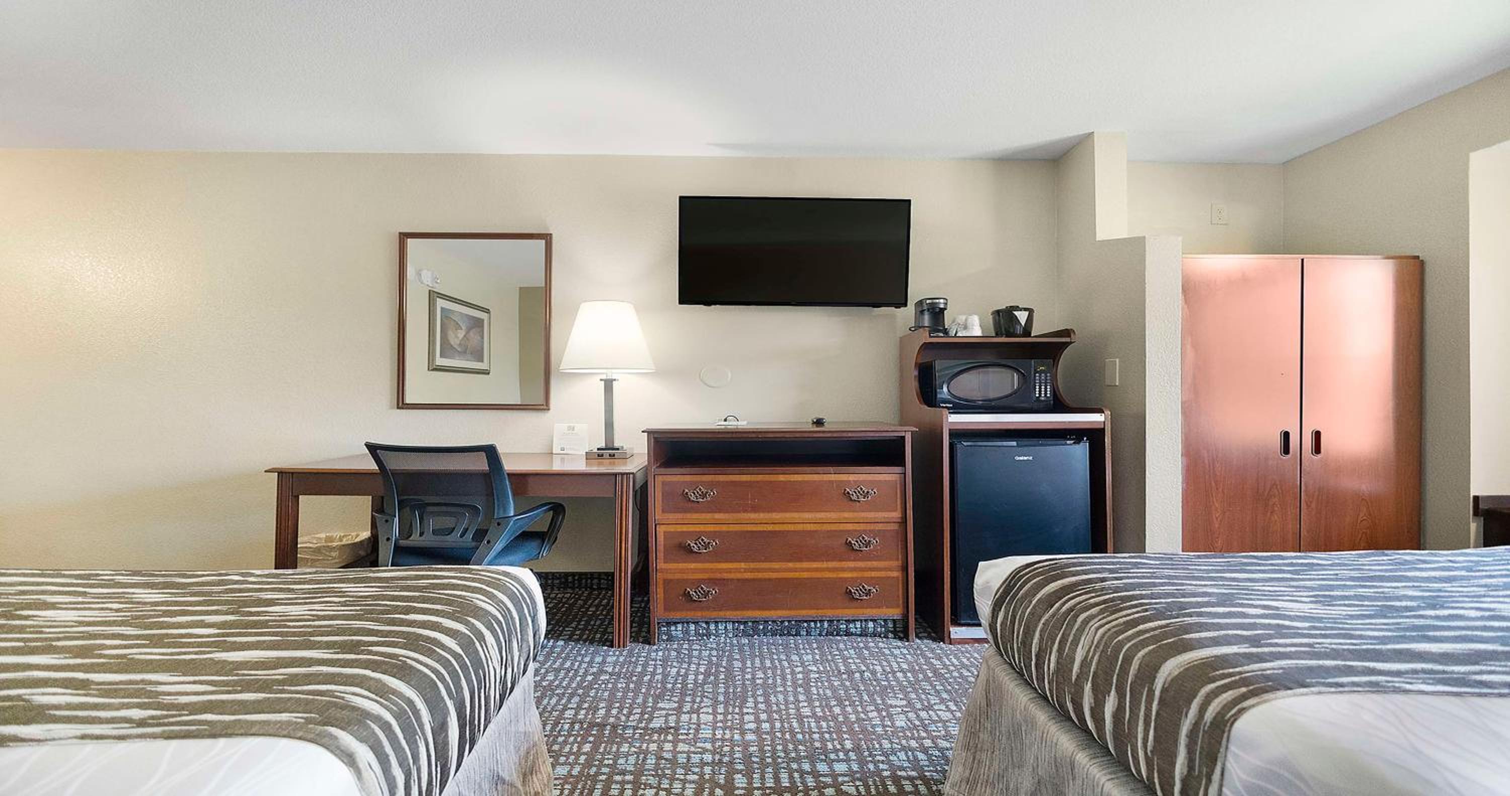 Queen Room with Two Queen Beds - Non-Smoking - Photo 16