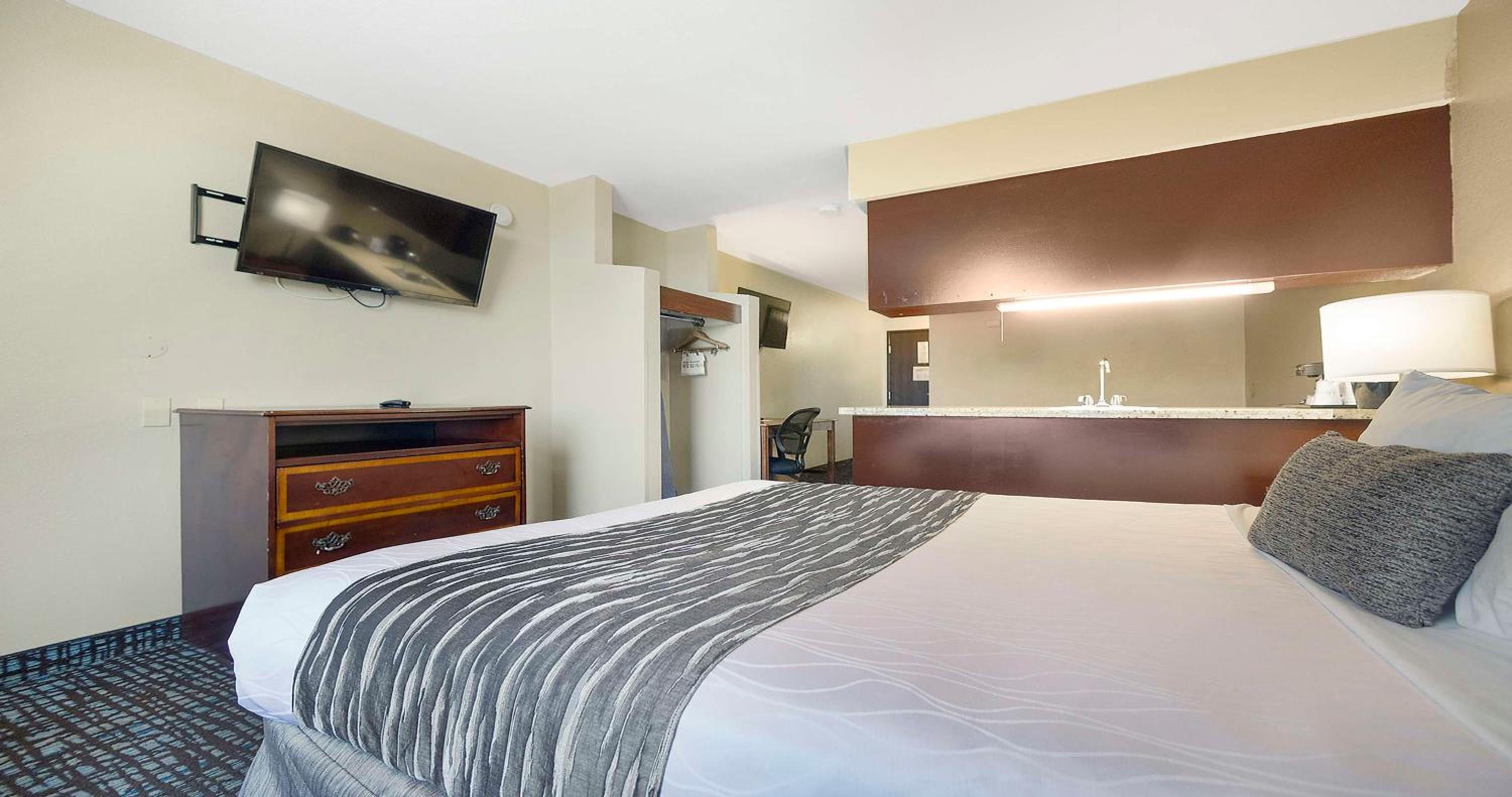 Queen Room with Sofa Bed and Wet Bar - Photo 1