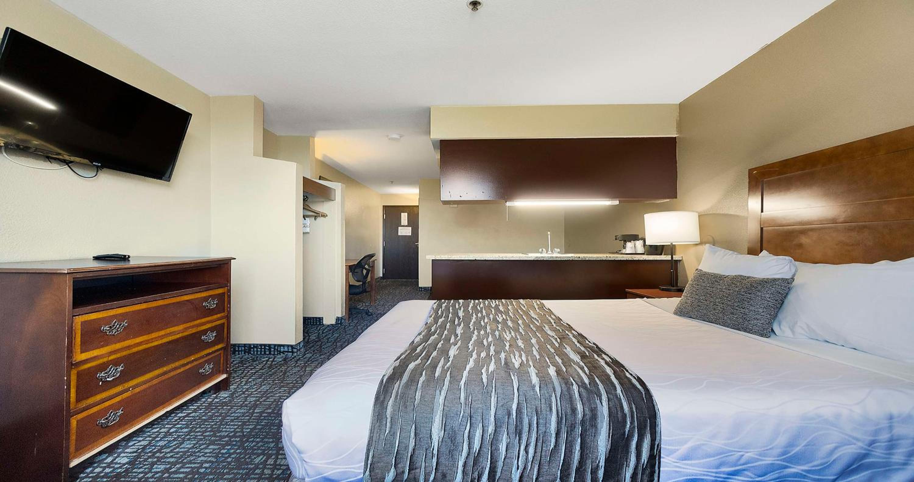 Queen Room with Sofa Bed and Wet Bar - Photo 12