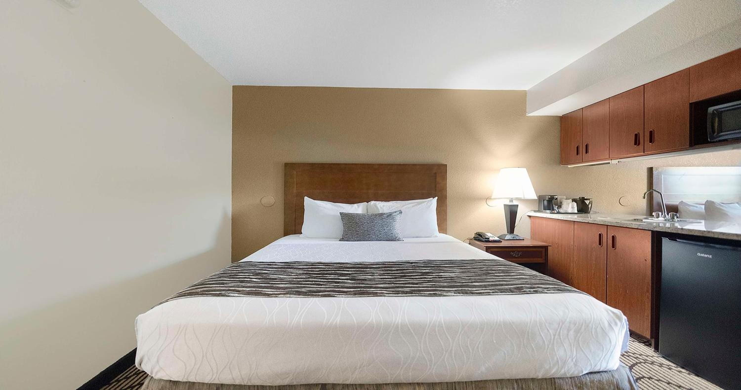 Queen Room with Two Queen Beds and Wet Bar - Photo 7