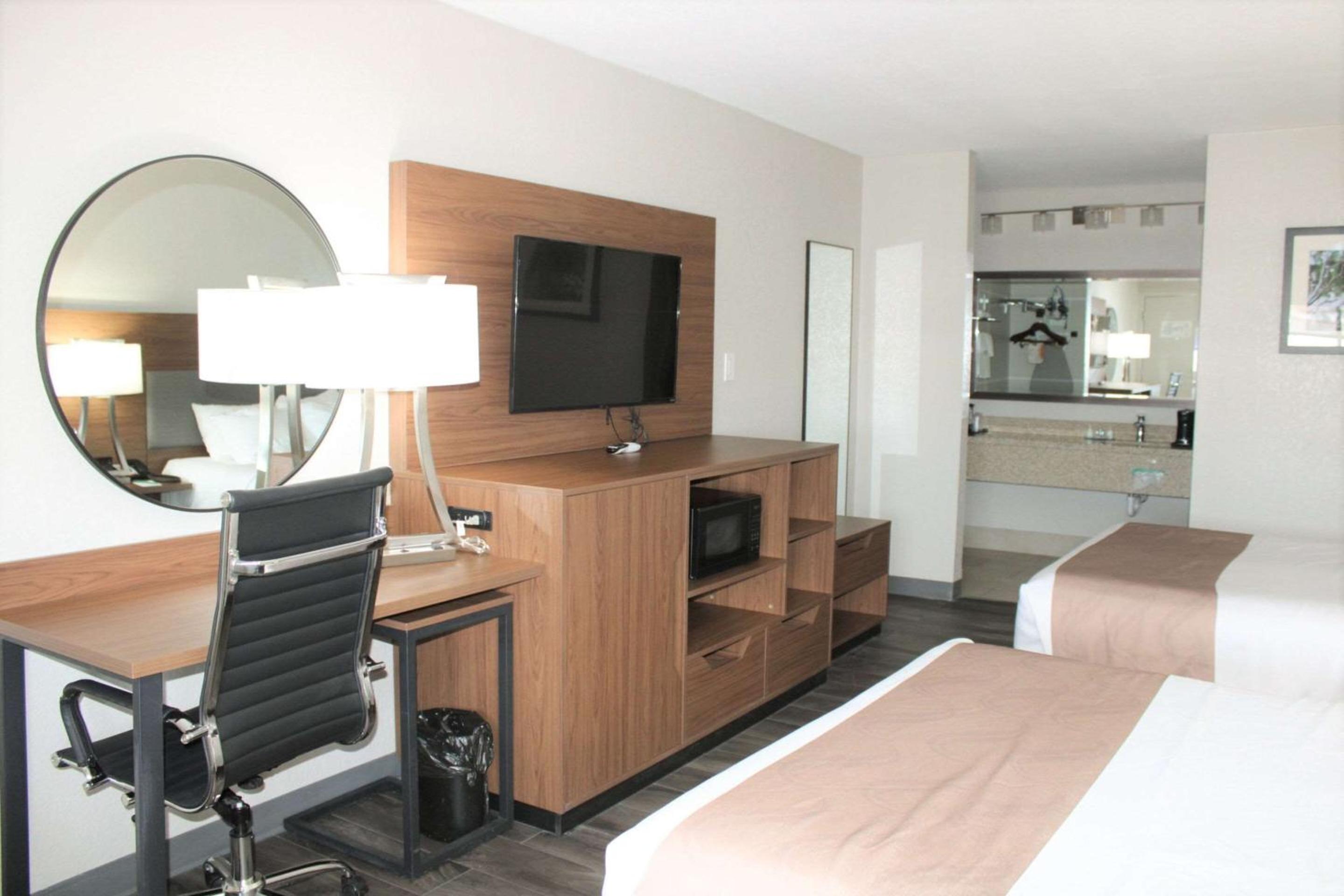 Queen Room With Two Queen Beds - Non-Smoking - Photo 1