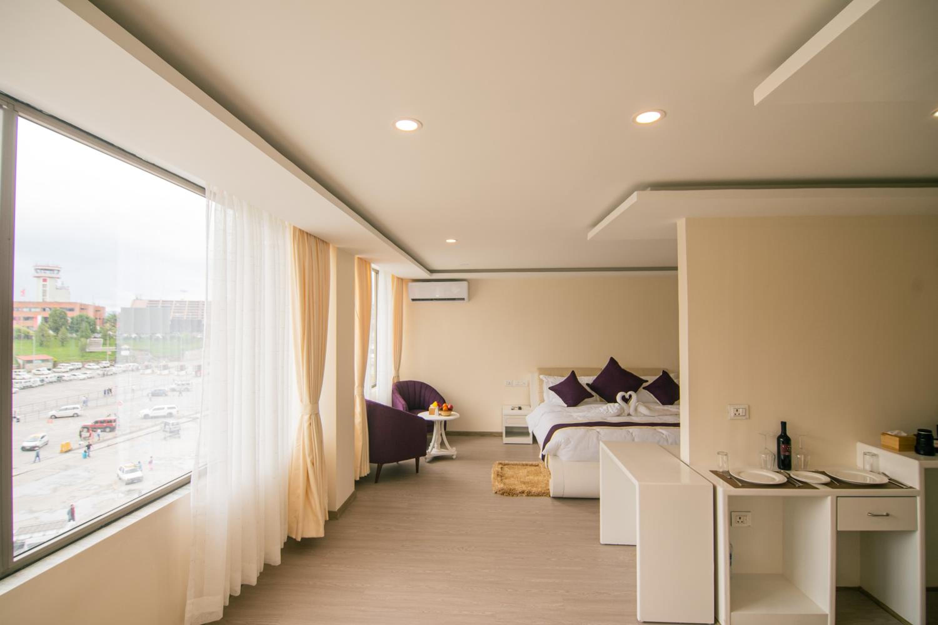 Suite - Photo 1