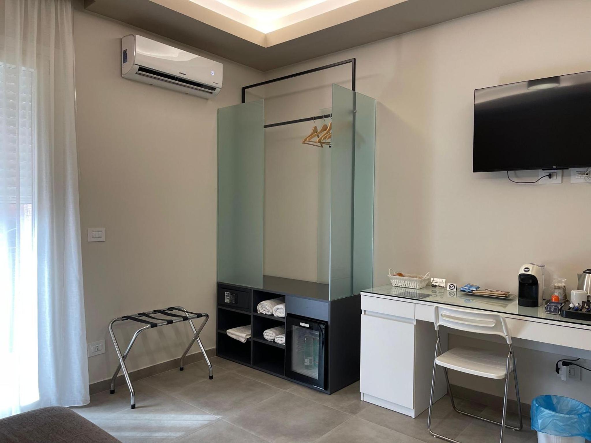 Deluxe Double Room with Balcony - Photo 2