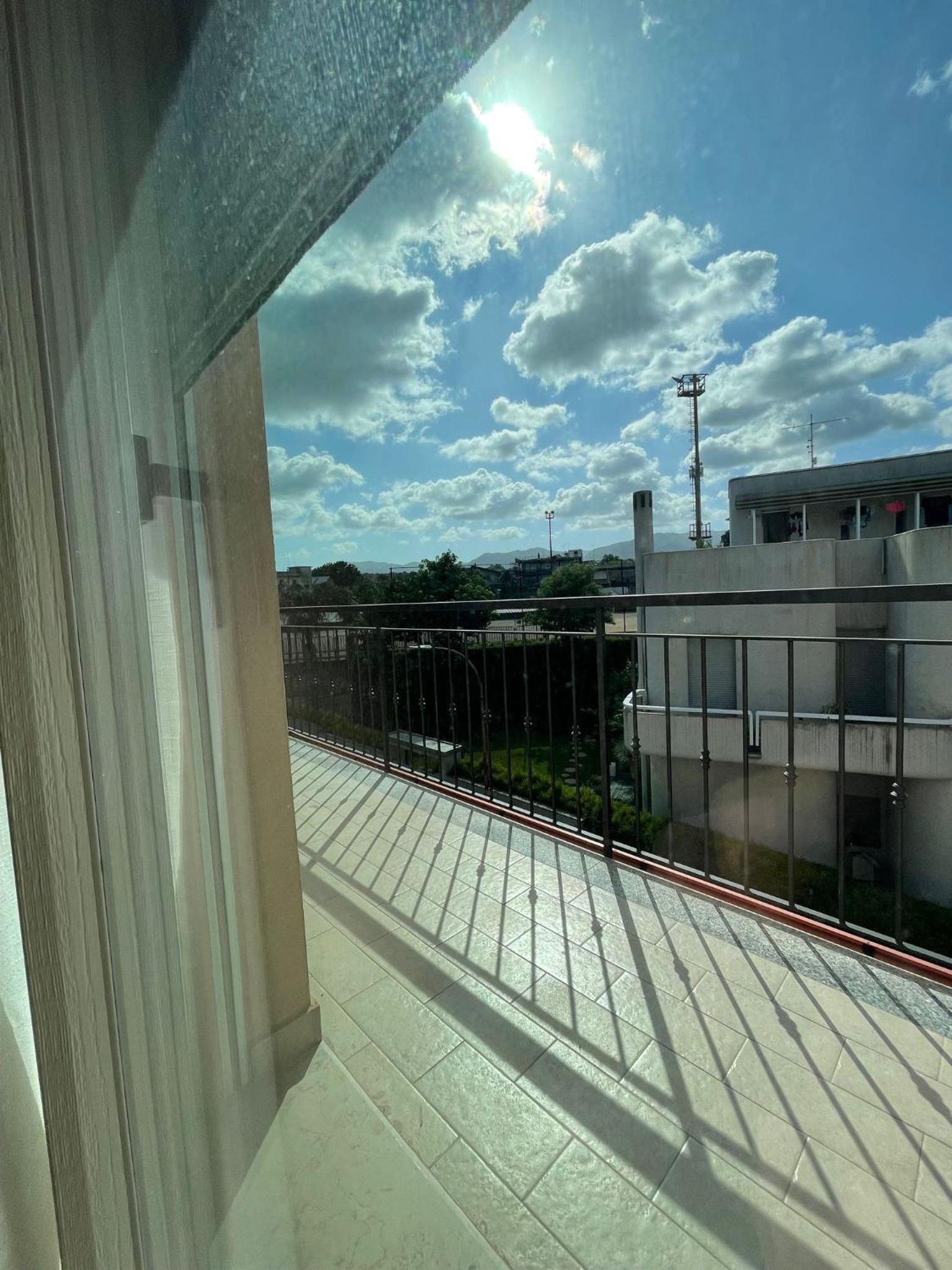 Deluxe Double Room with Balcony - Photo 10