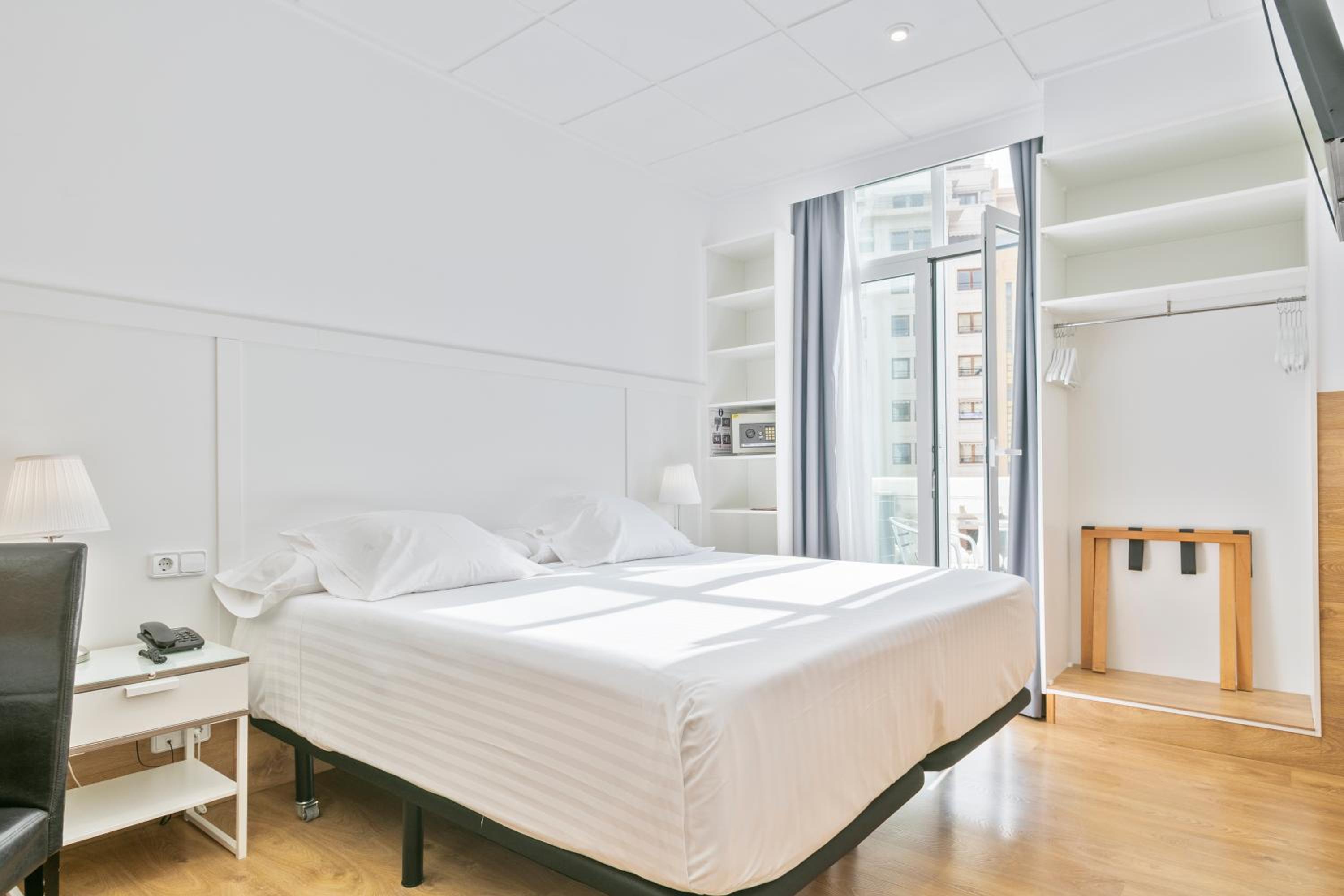 Standard Double Room with city council square view  photo 3