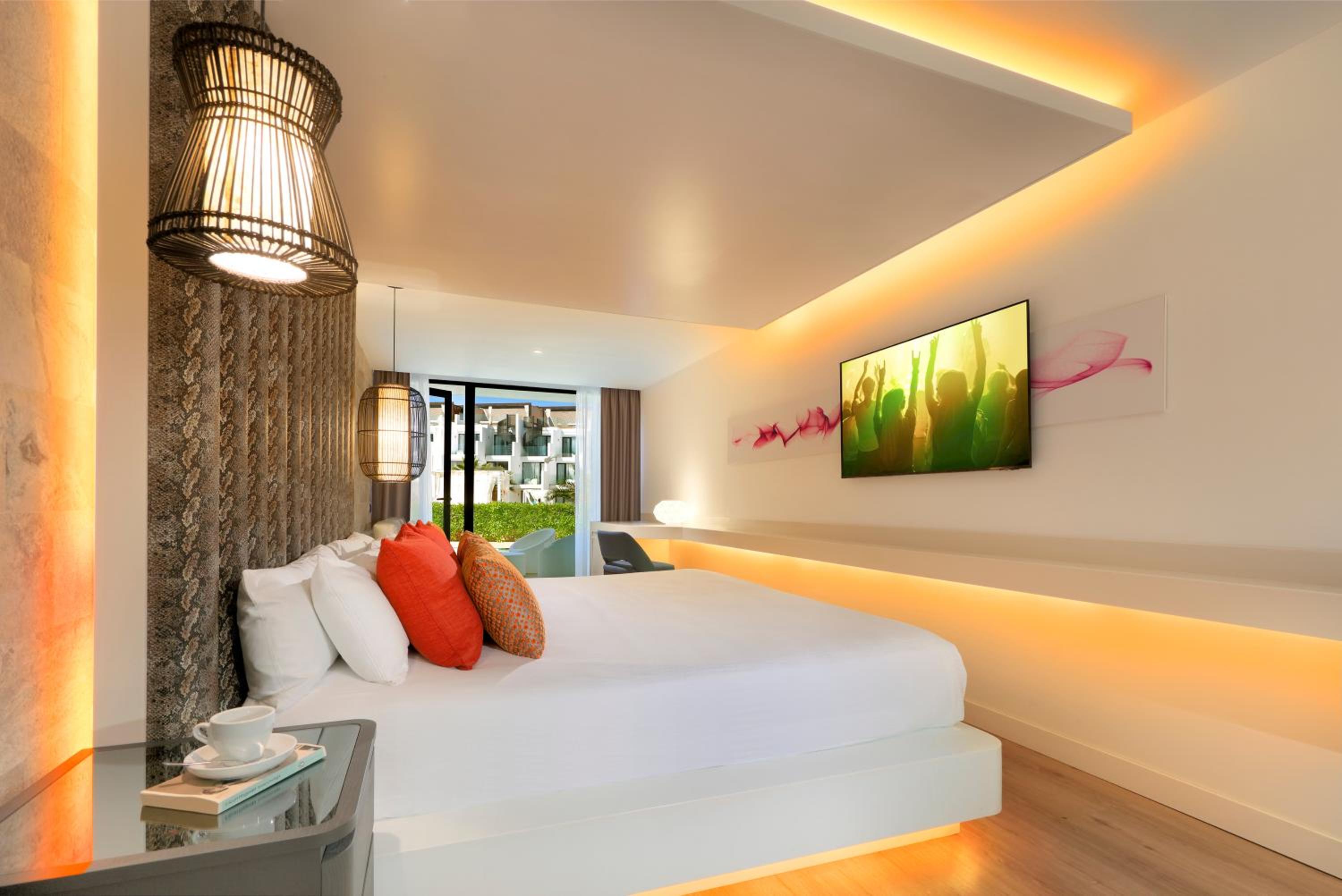 Studio Suite Swim Up