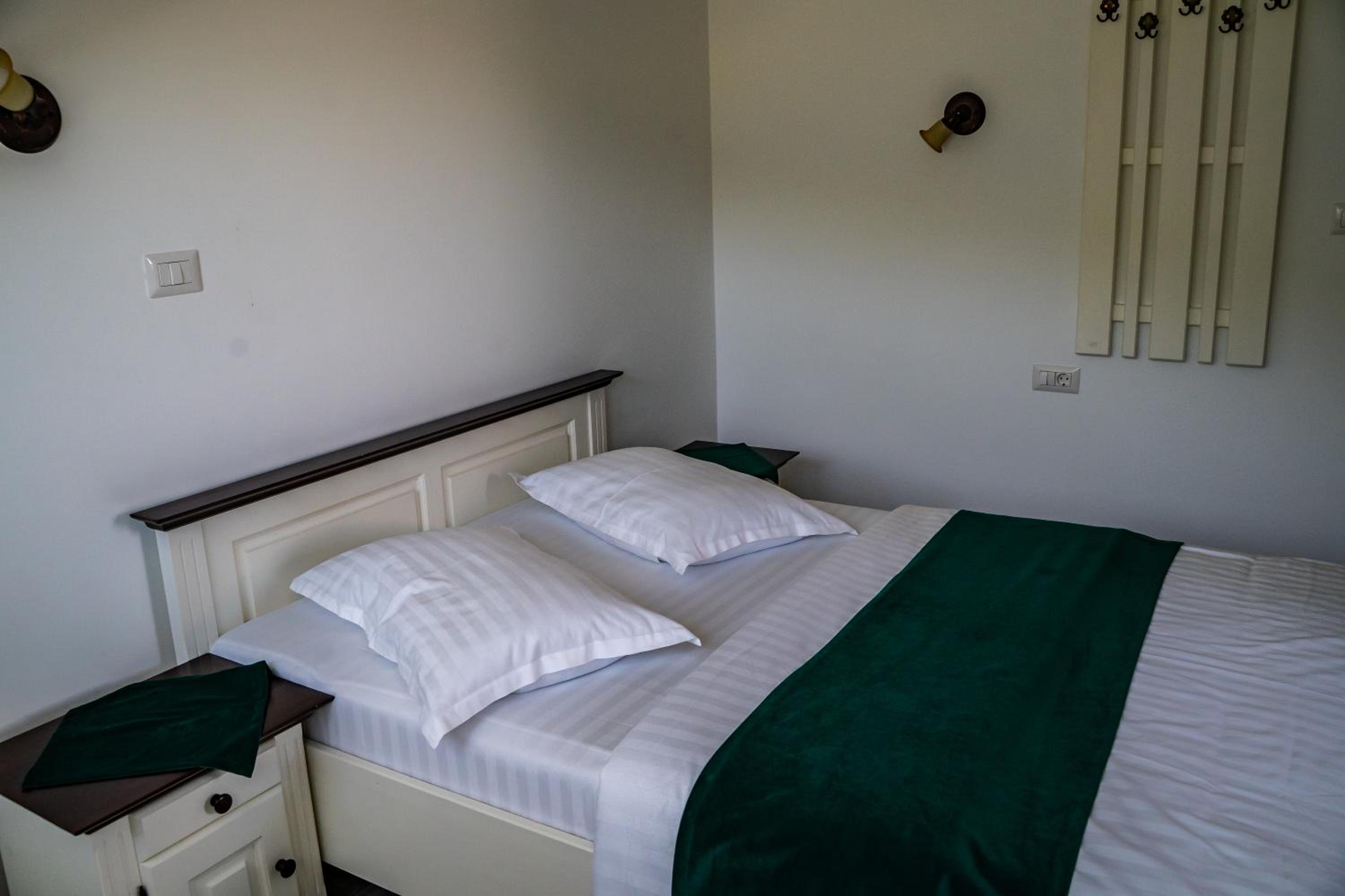 Double Room with Private Bathroom - Photo 8