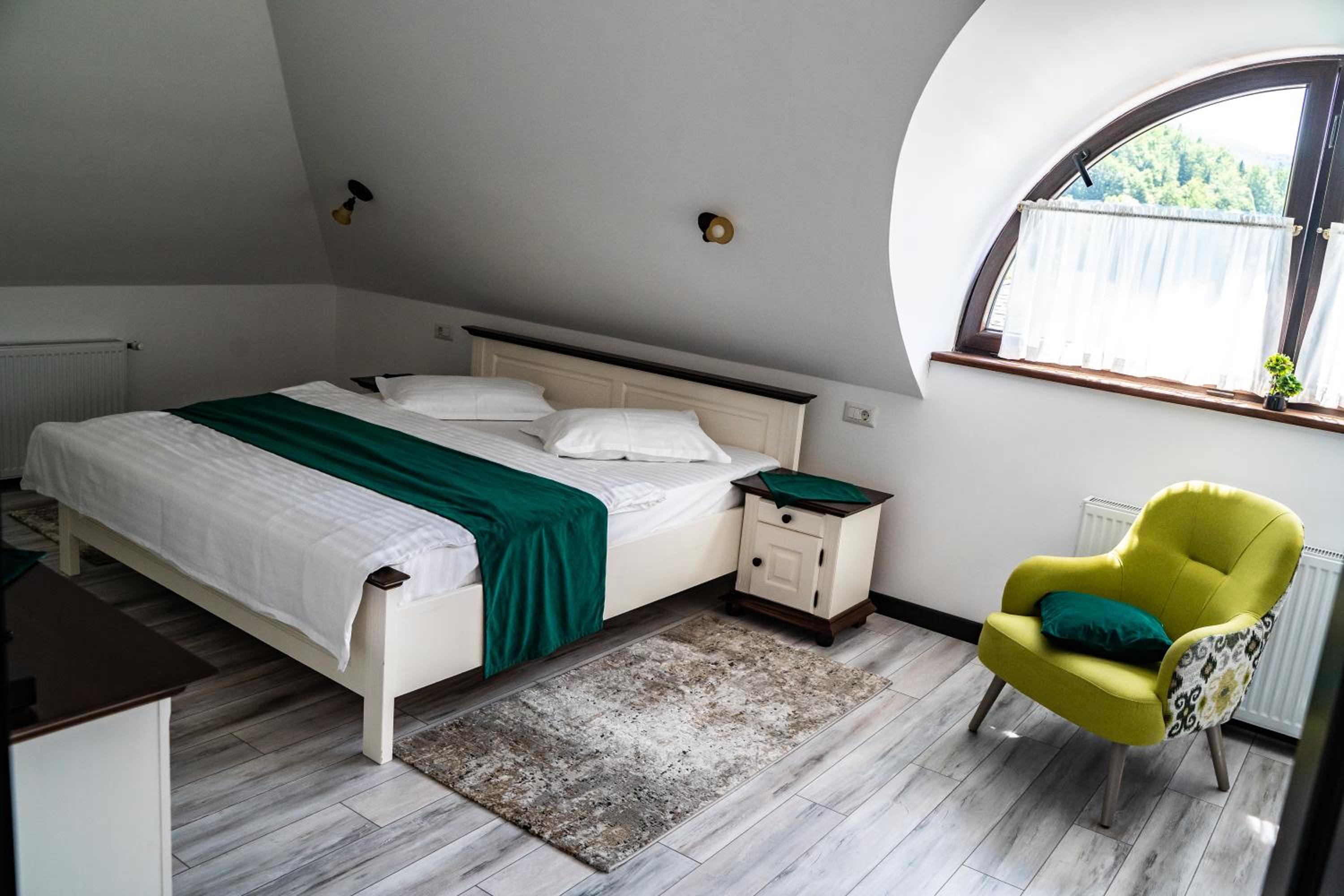 Double Room with Private Bathroom - Photo 9