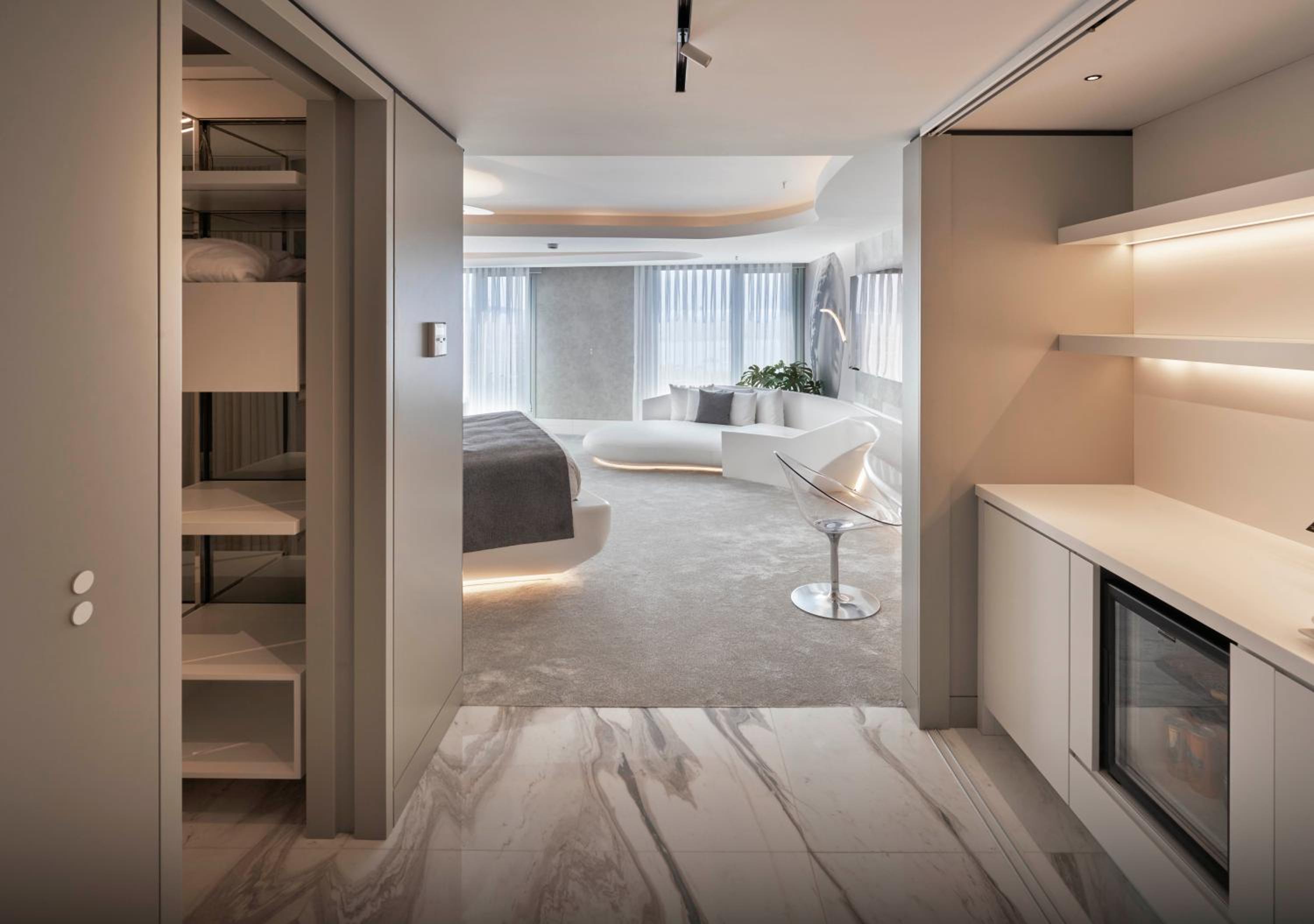 White Suite photo 2