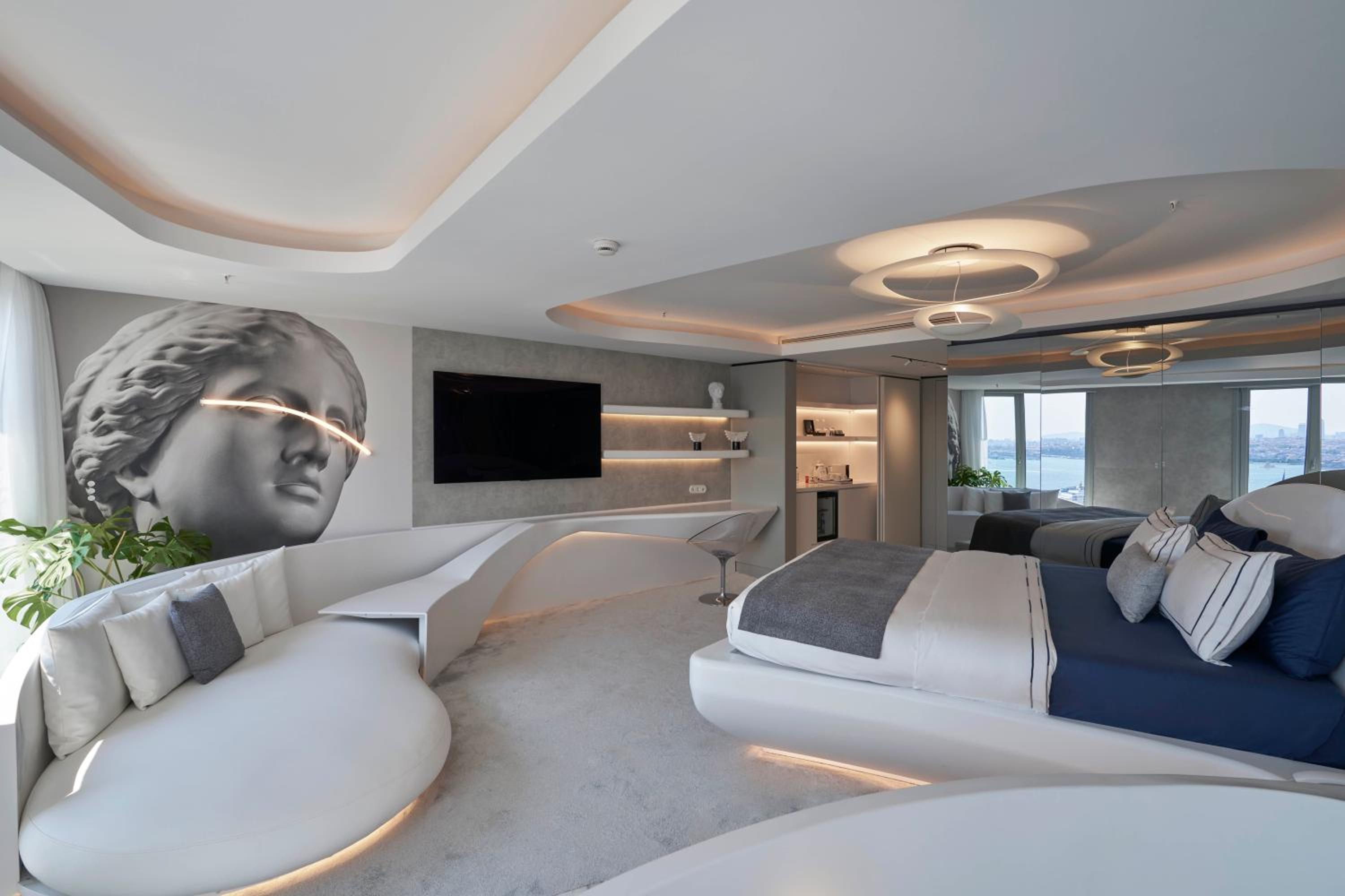 White Suite photo 3