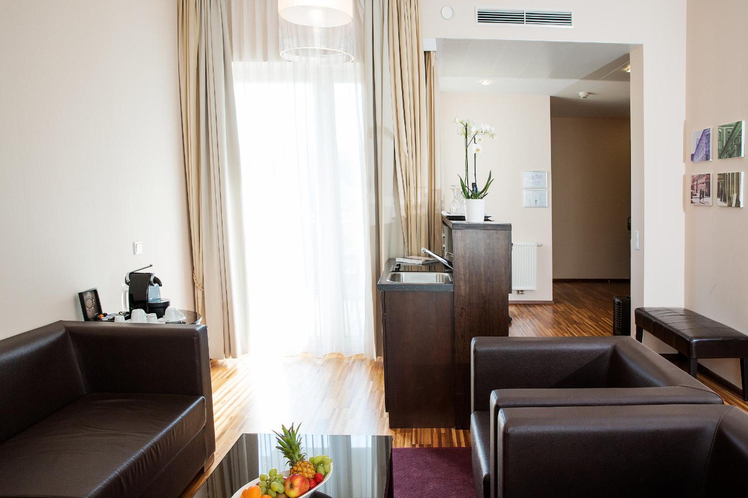 Suite with Balcony - Photo 2