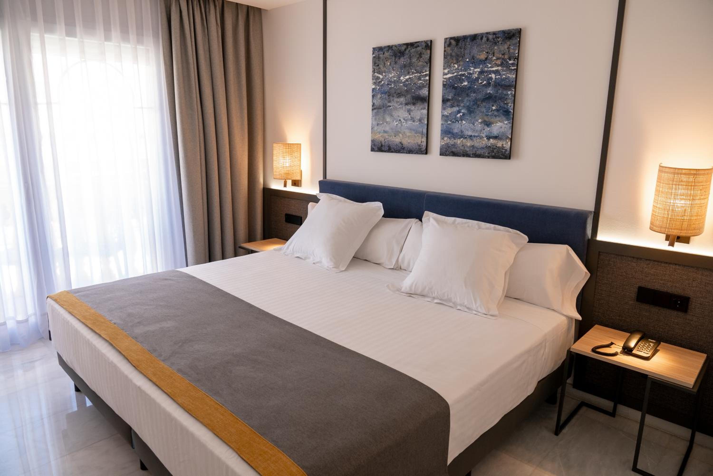 Superior Double Room with Lateral Sea View - Photo 11