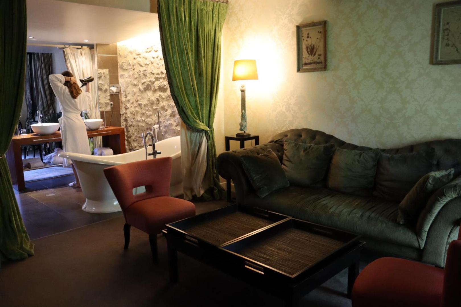 Suite - Photo 1