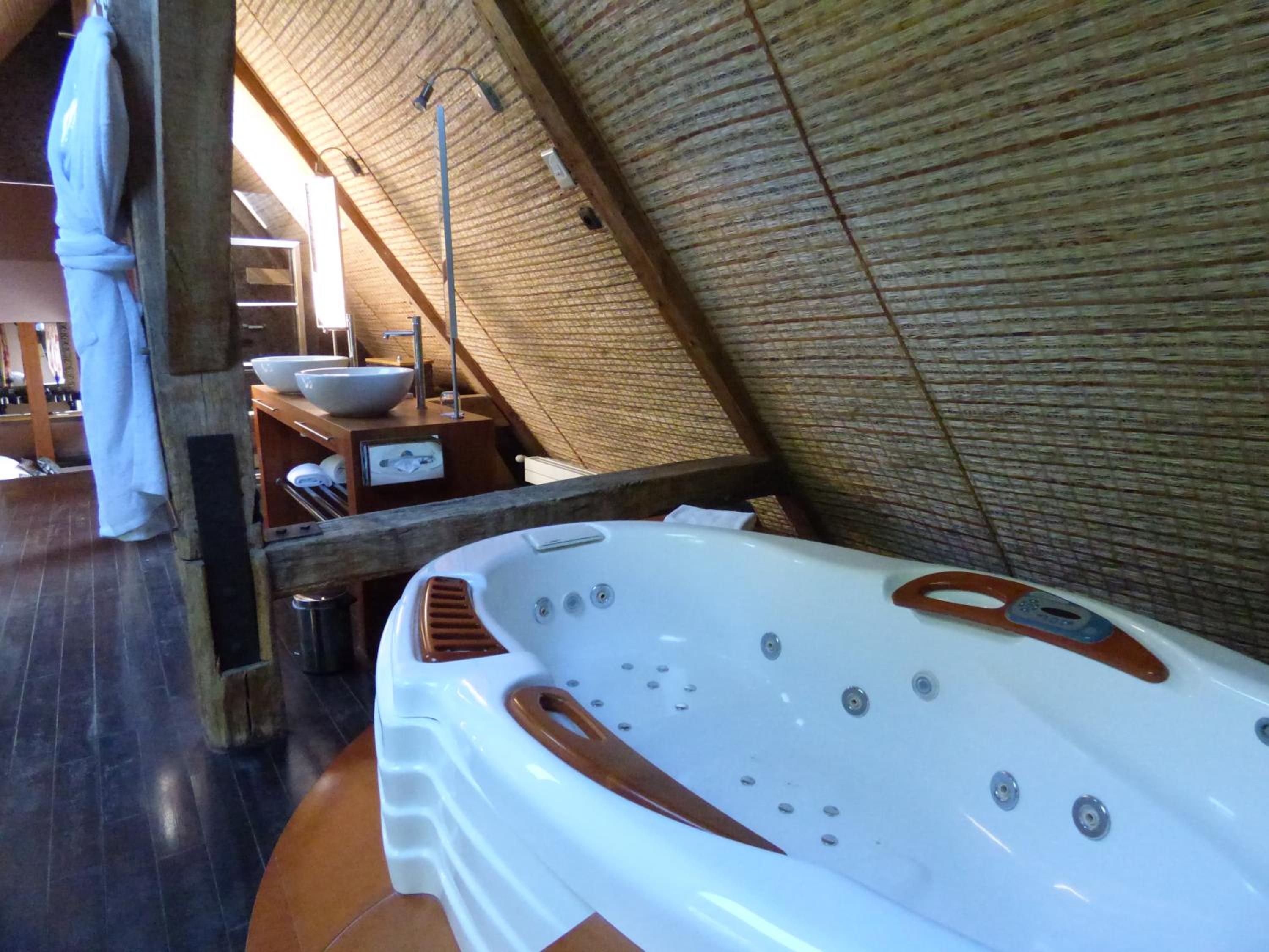 Queen Suite with Spa Bath - Photo 2