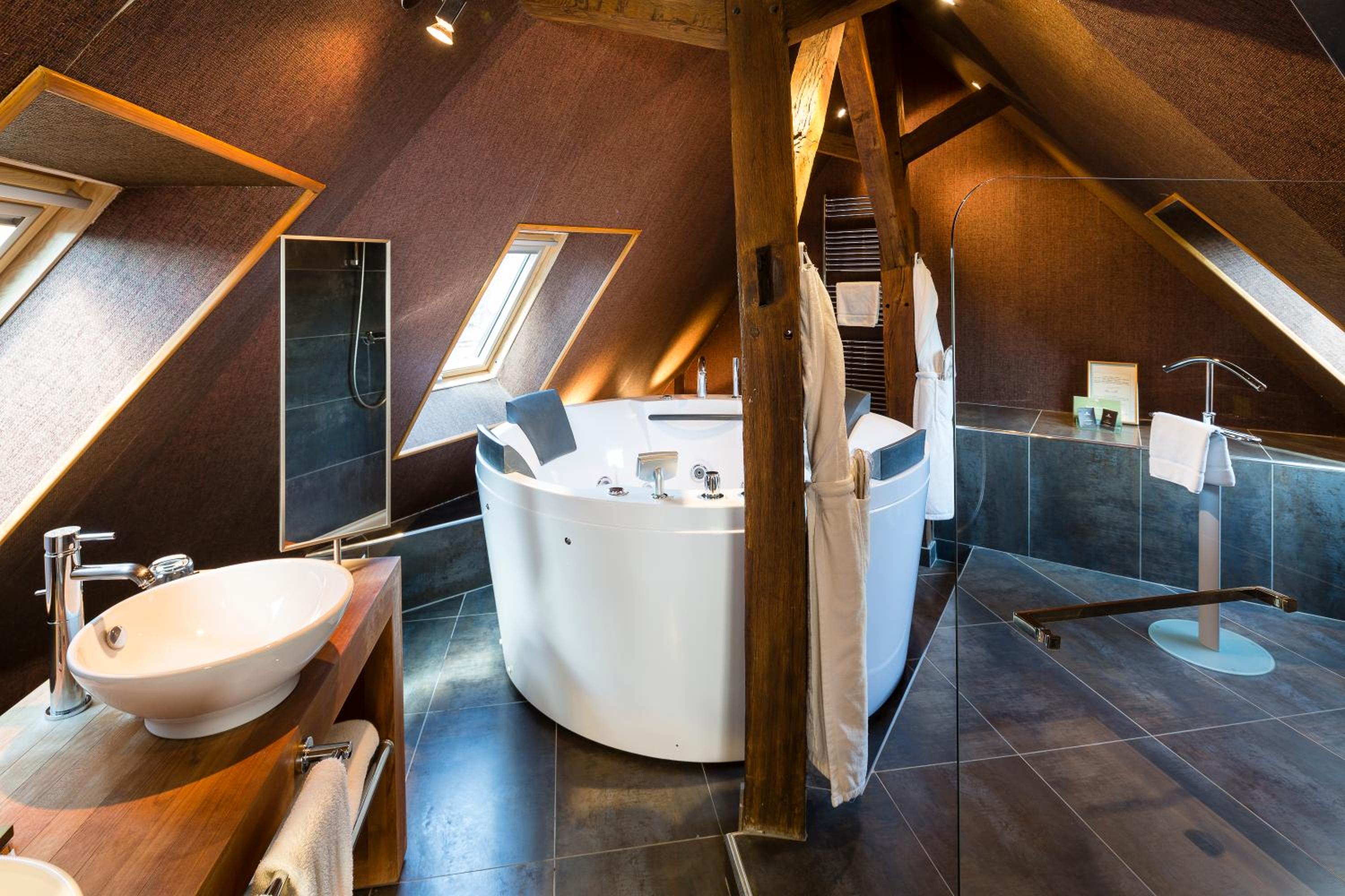 Queen Suite with Spa Bath - Photo 6