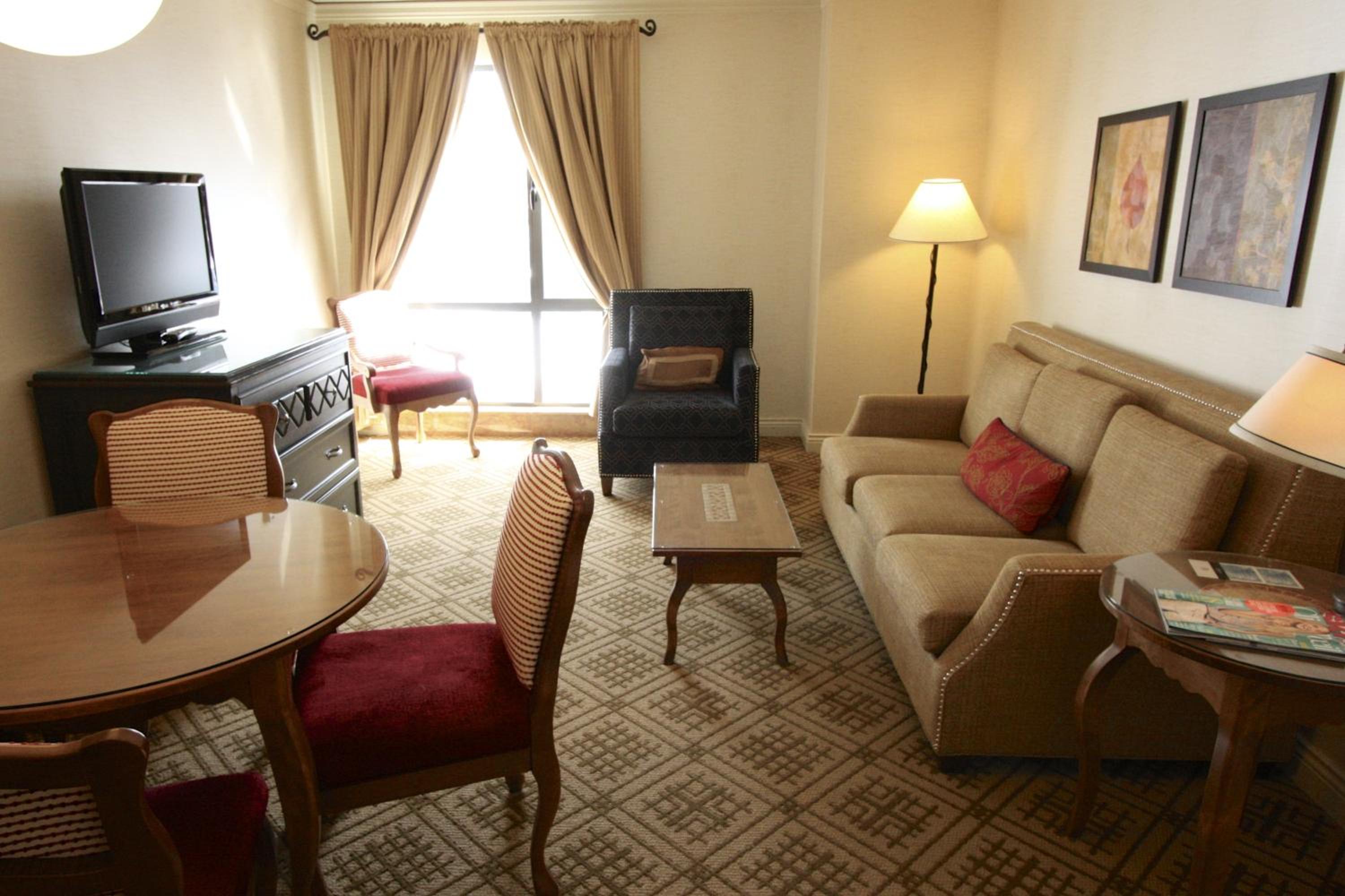 One-Bedroom Queen Residence With Sofa Bed - Photo 3