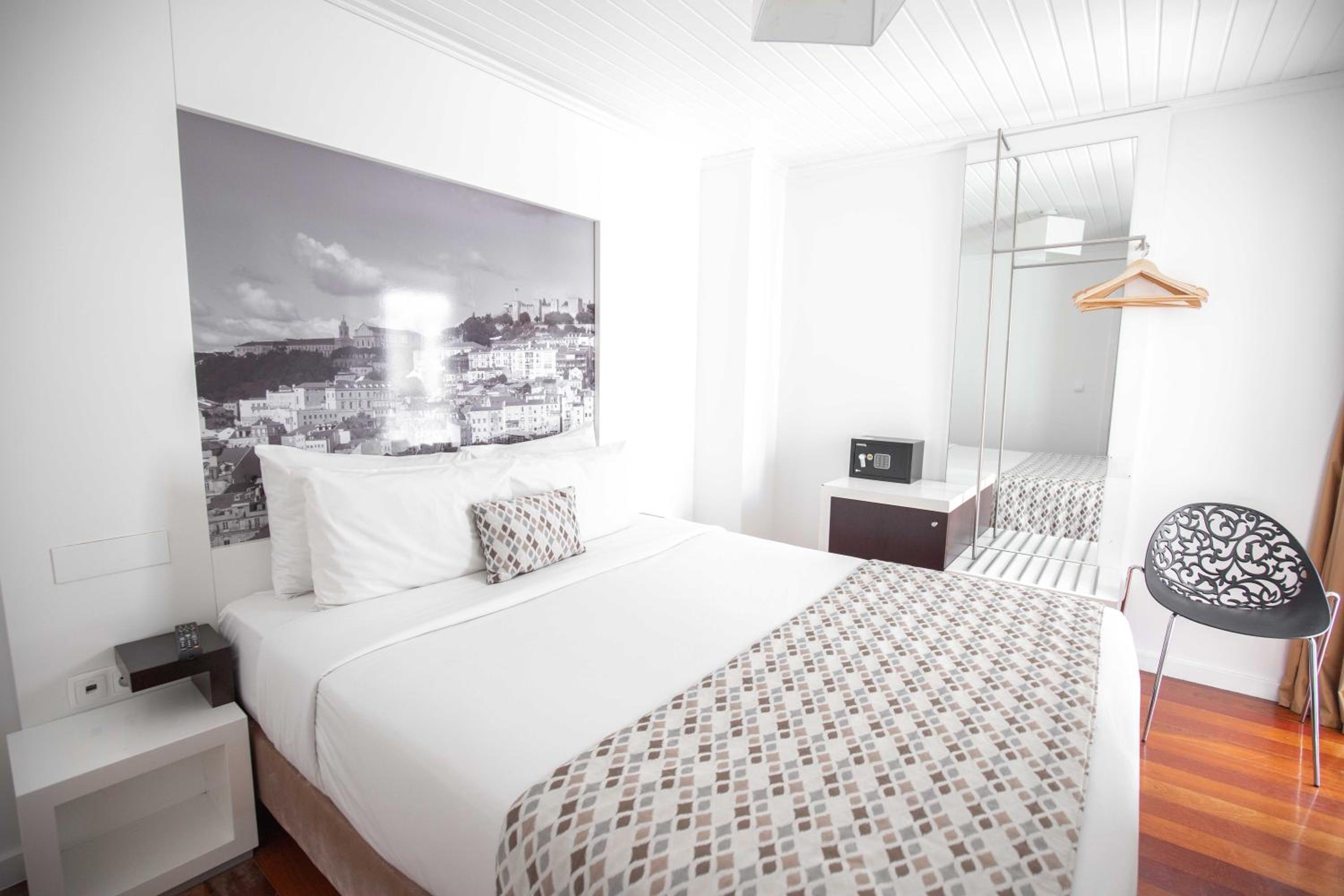 One-Bedroom Apartment - Photo 2