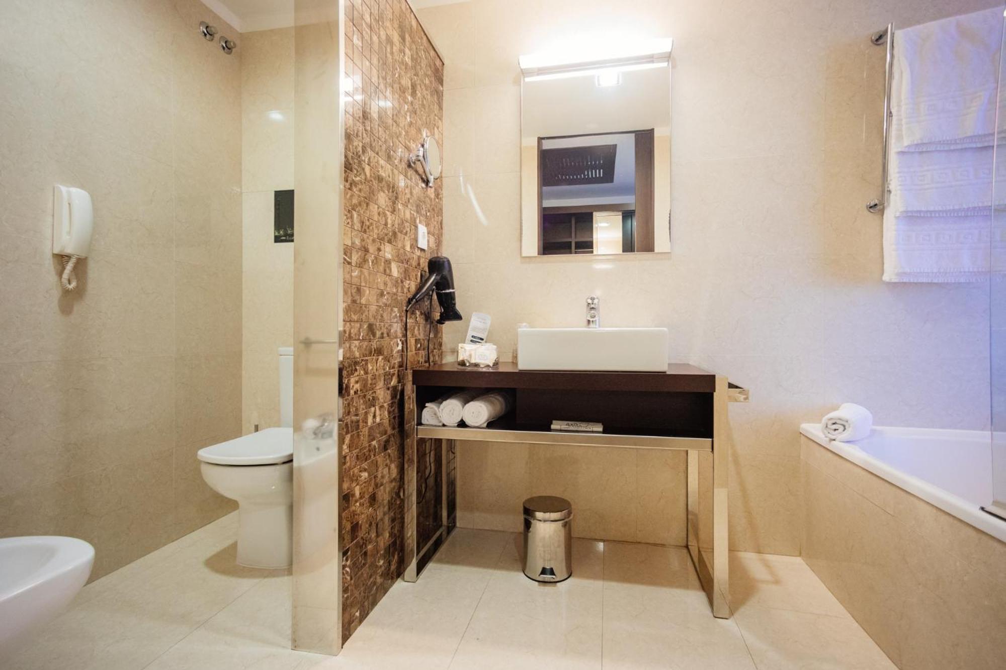 Special Offer - Double or Twin Room with Romantic Package - Photo 3