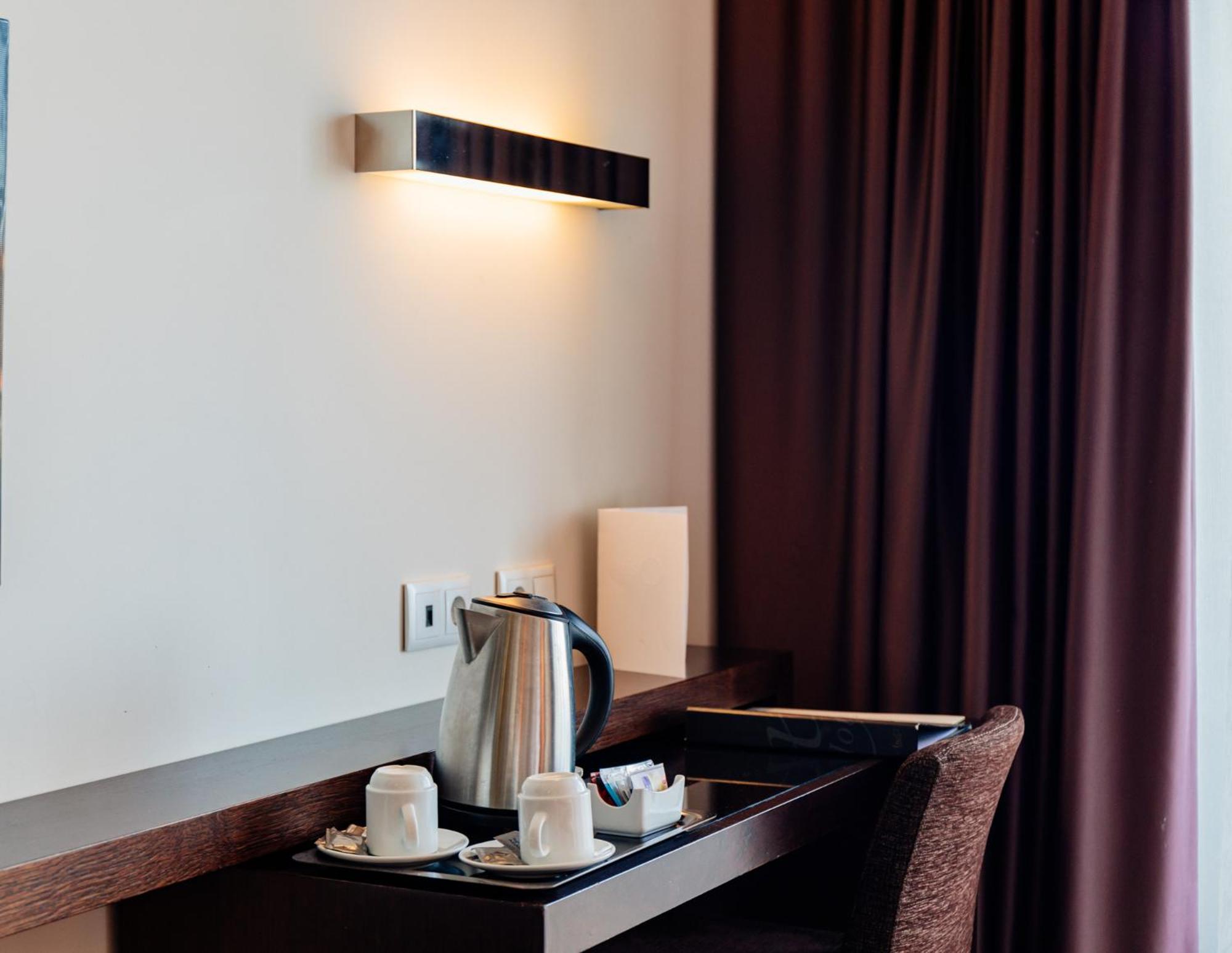 Special Offer - Double or Twin Room with Romantic Package - Photo 4