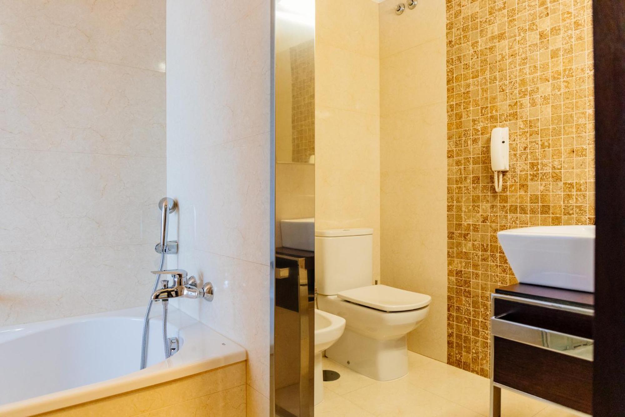 Twin Room with Balcony - Photo 6